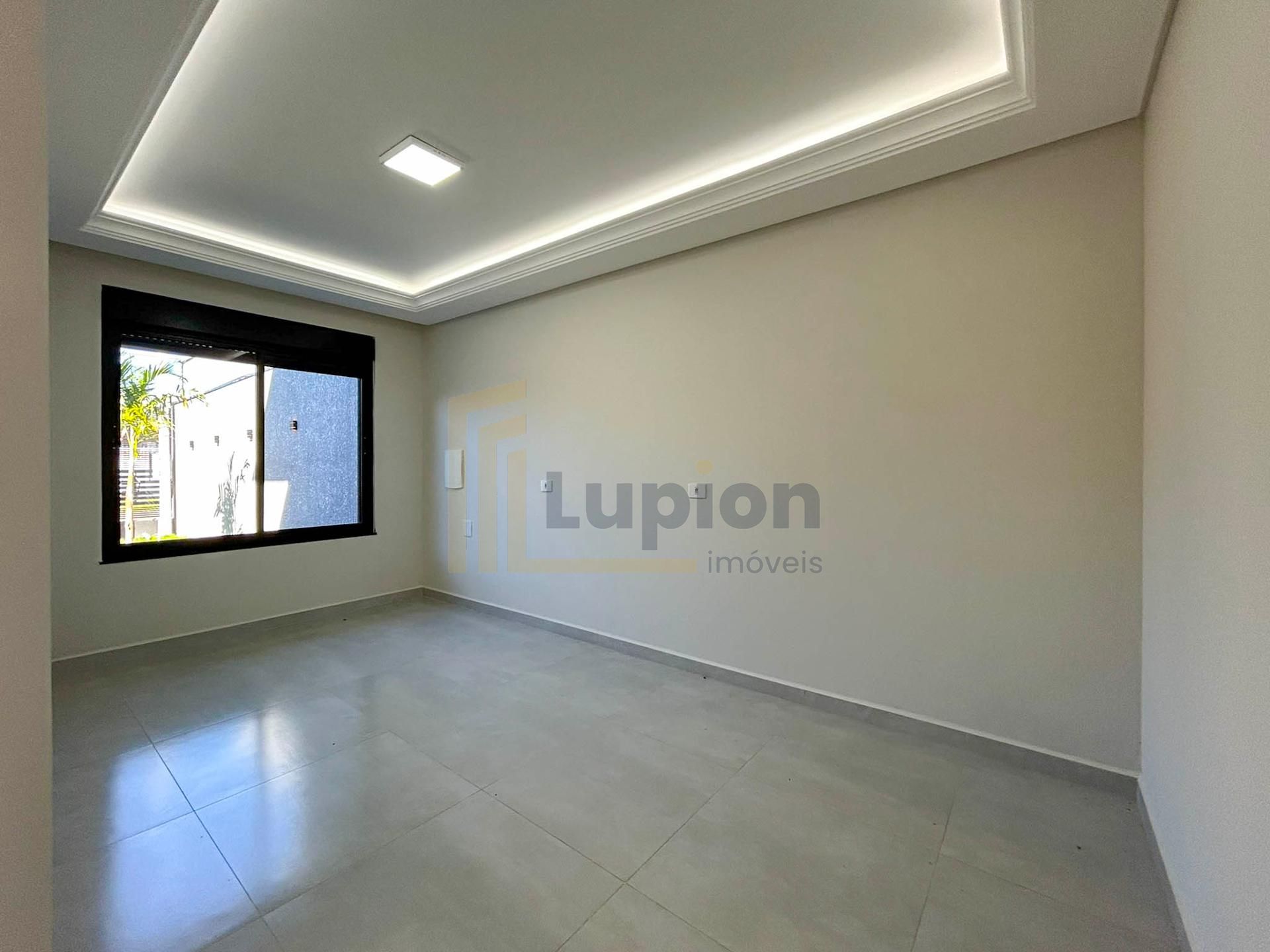 Casa Alto Padrão com 3 Suítes, Piscina e Pé Direito Alto em Fa...