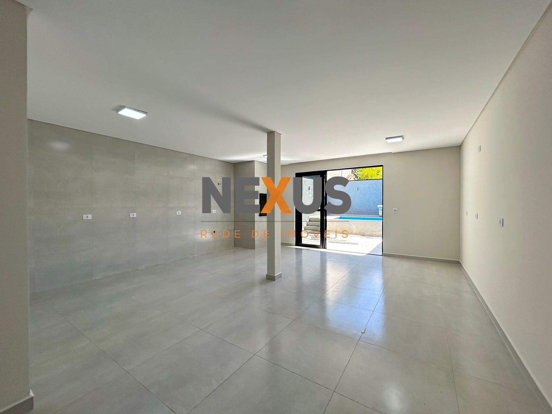 Casa Alto Padrão com 3 Suítes, Piscina e Pé Direito Alto em Fa...
