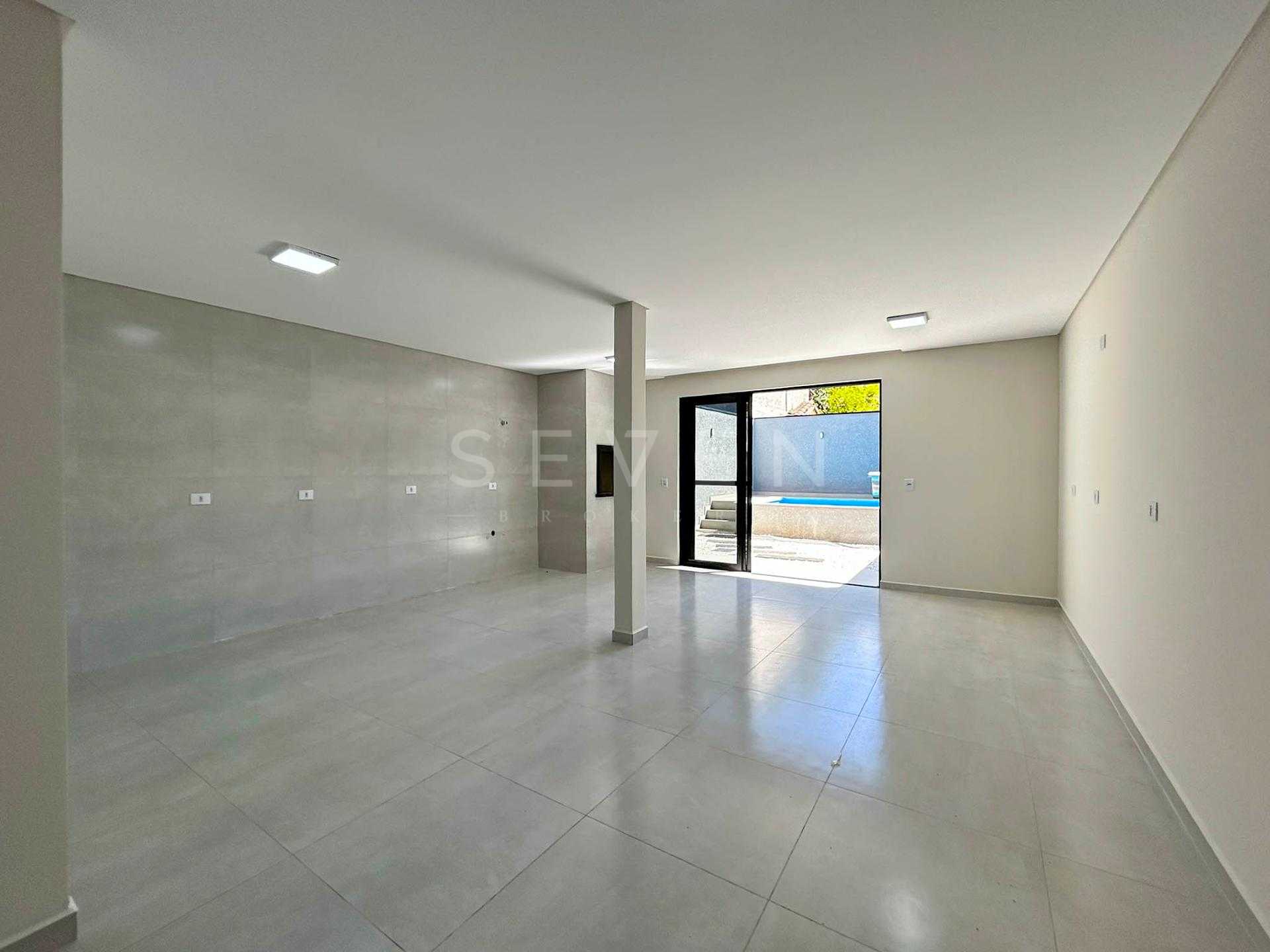 Casa Alto Padrão com 3 Suítes, Piscina e Pé Direito Alto em Fa...