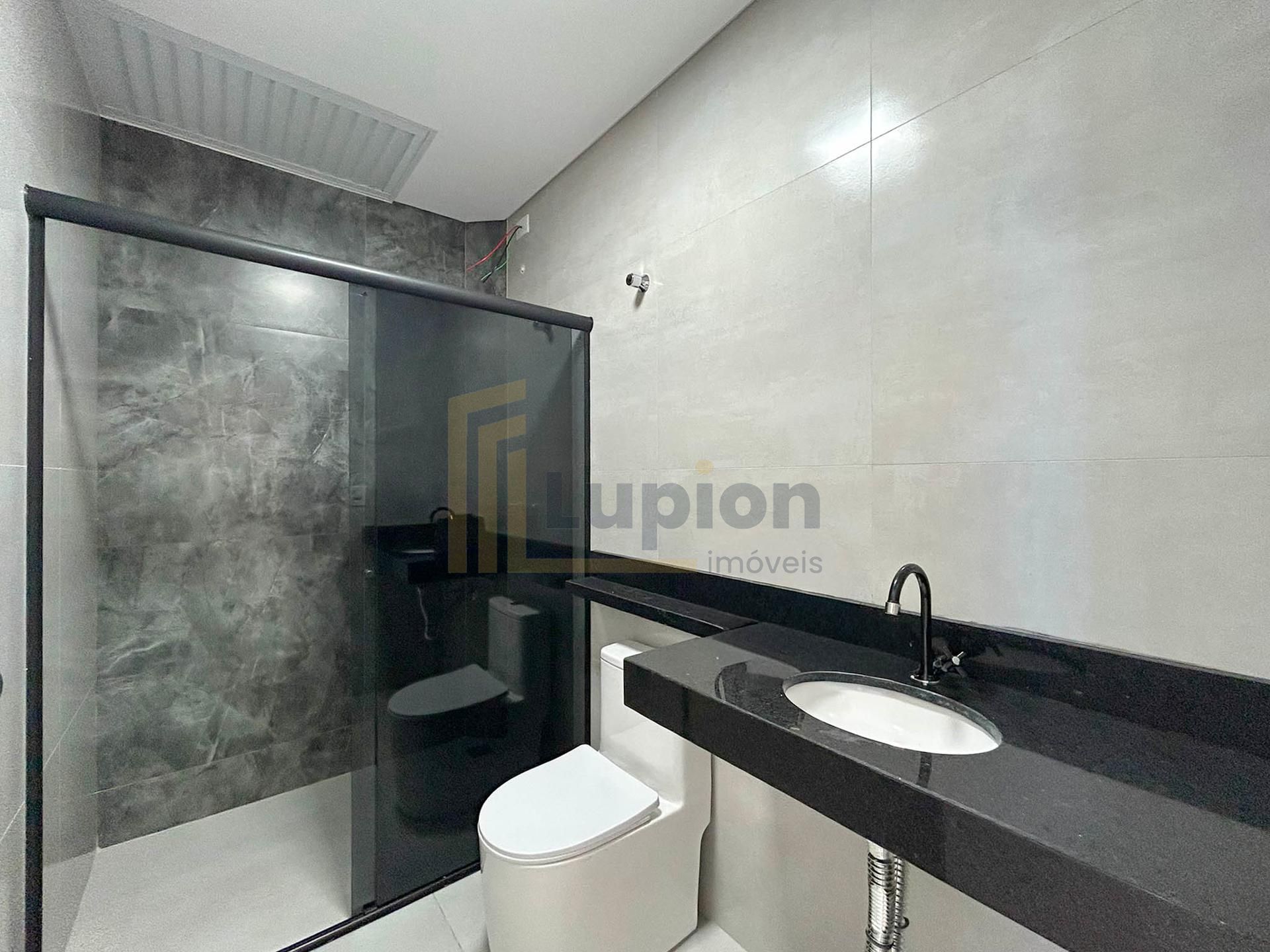 Casa Alto Padrão com 3 Suítes, Piscina e Pé Direito Alto em Fa...