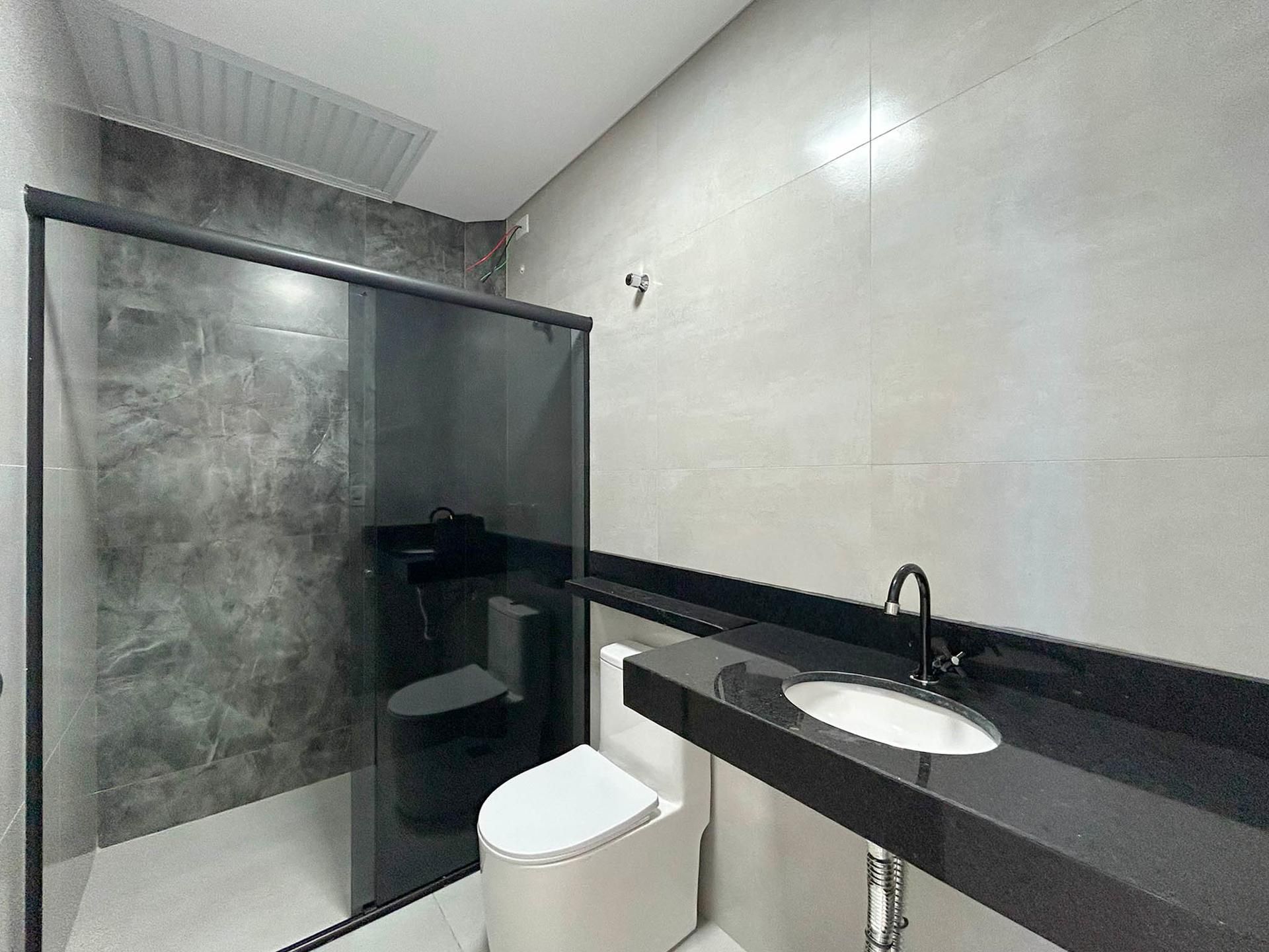 Casa Alto Padrão com 3 Suítes, Piscina e Pé Direito Alto em Fa...