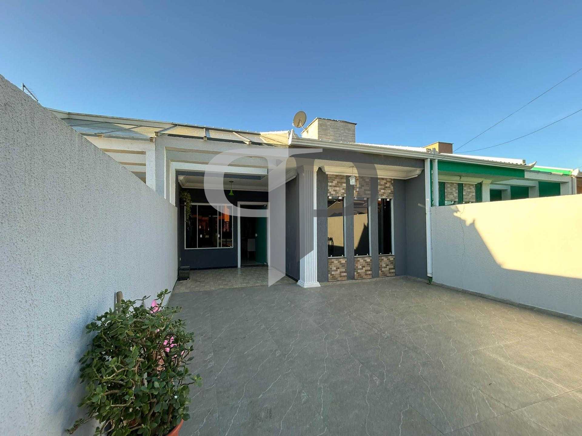 Casa com 3 Quartos e Espaço Coberto nos Fundos no Gralha Azul ...