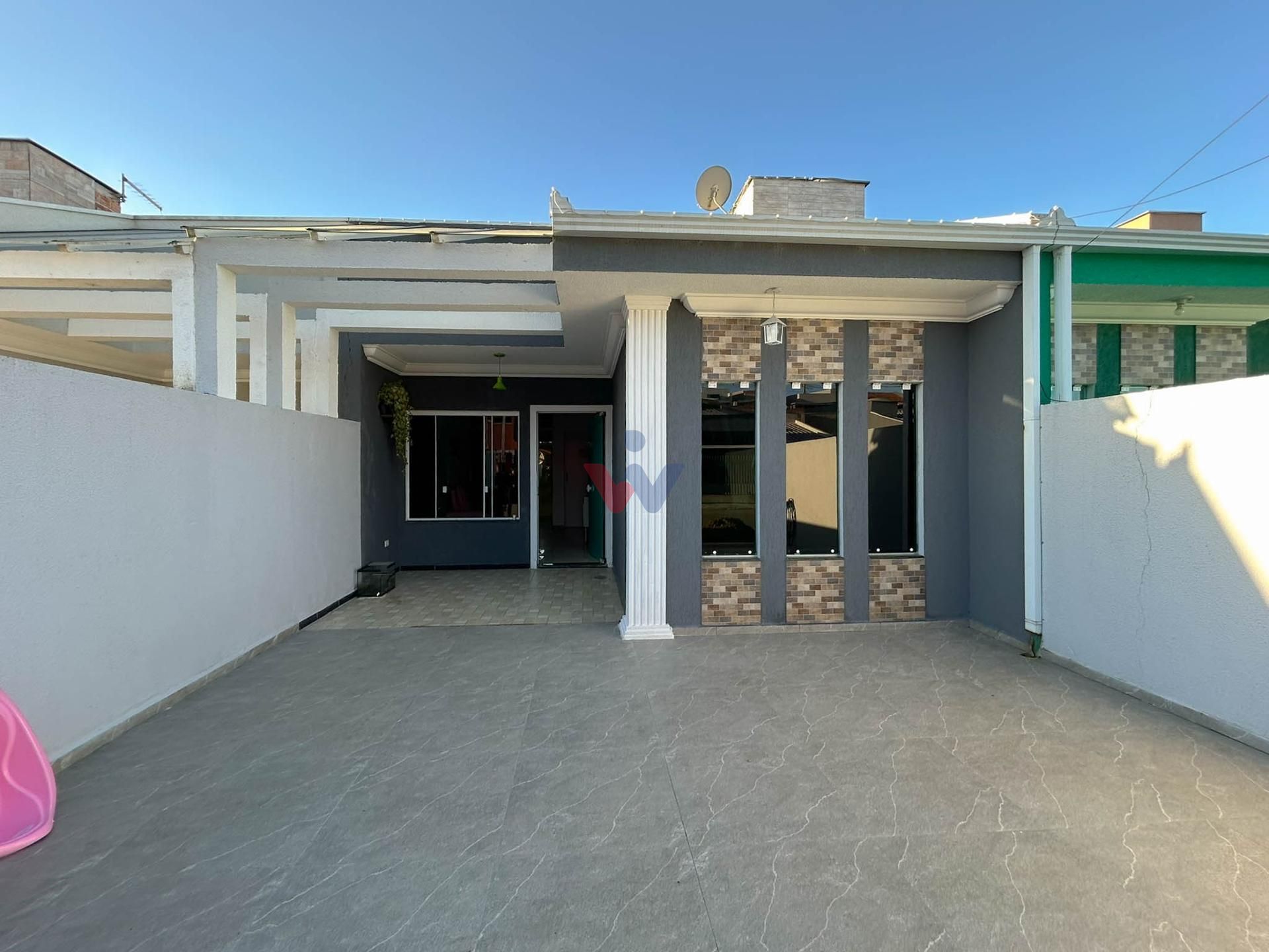 Casa com 3 Quartos e Espaço Coberto nos Fundos no Gralha Azul ...