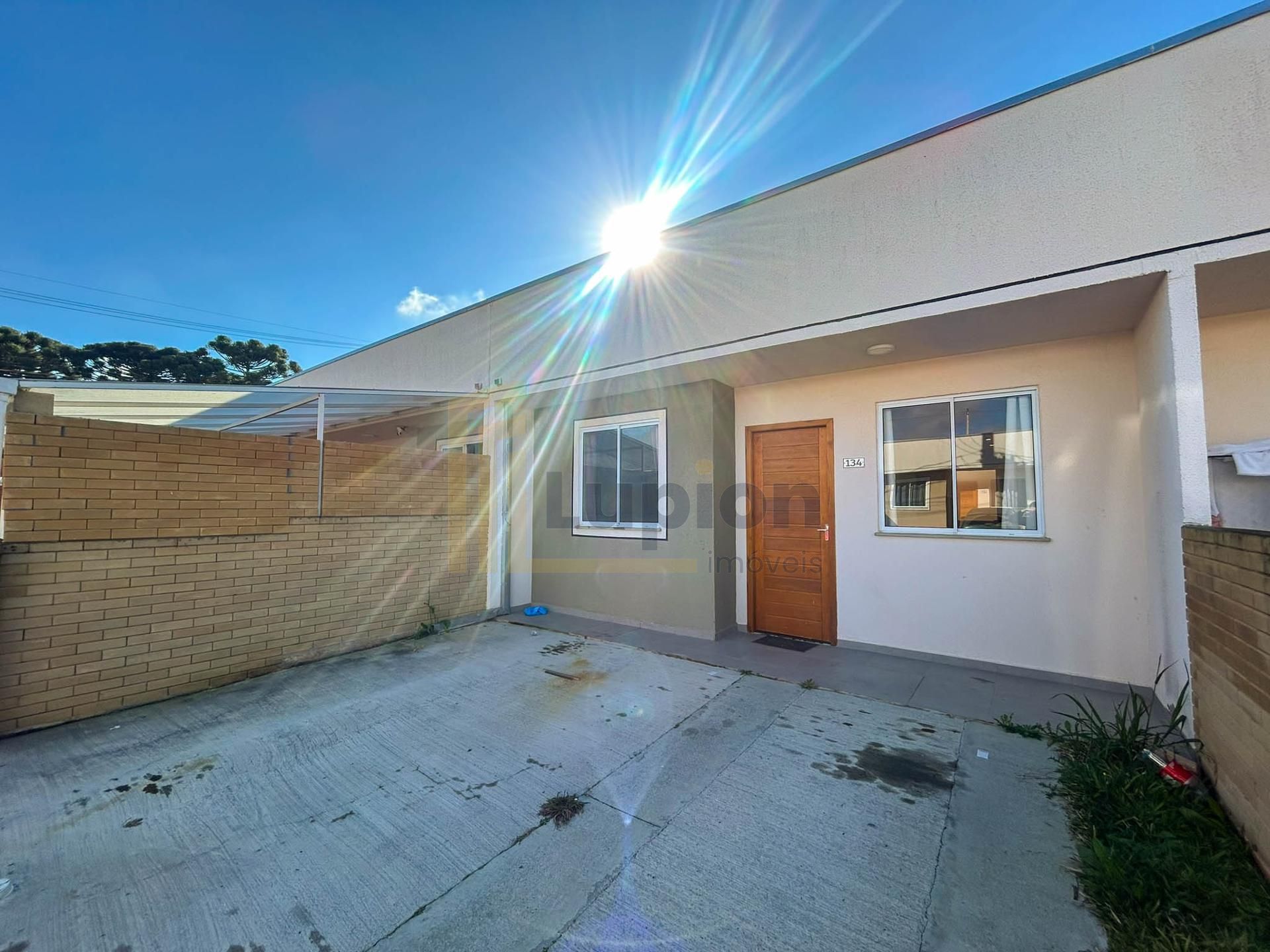 Casa com 2 Quartos e Cozinha Planejada no Santa Terezinha