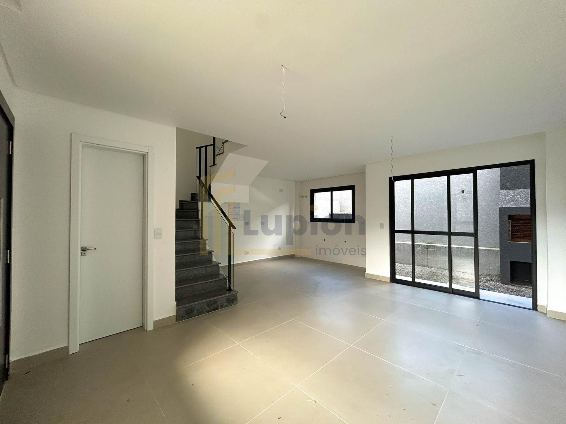 Sobrado com 3 Quartos, Suíte com Closet e Churrasqueira no Res...