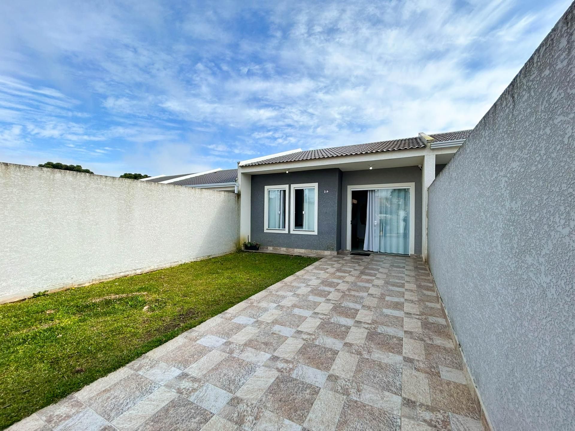Casa Semi Mobiliada com Churrasqueira e Amplo Terreno no Gralh...