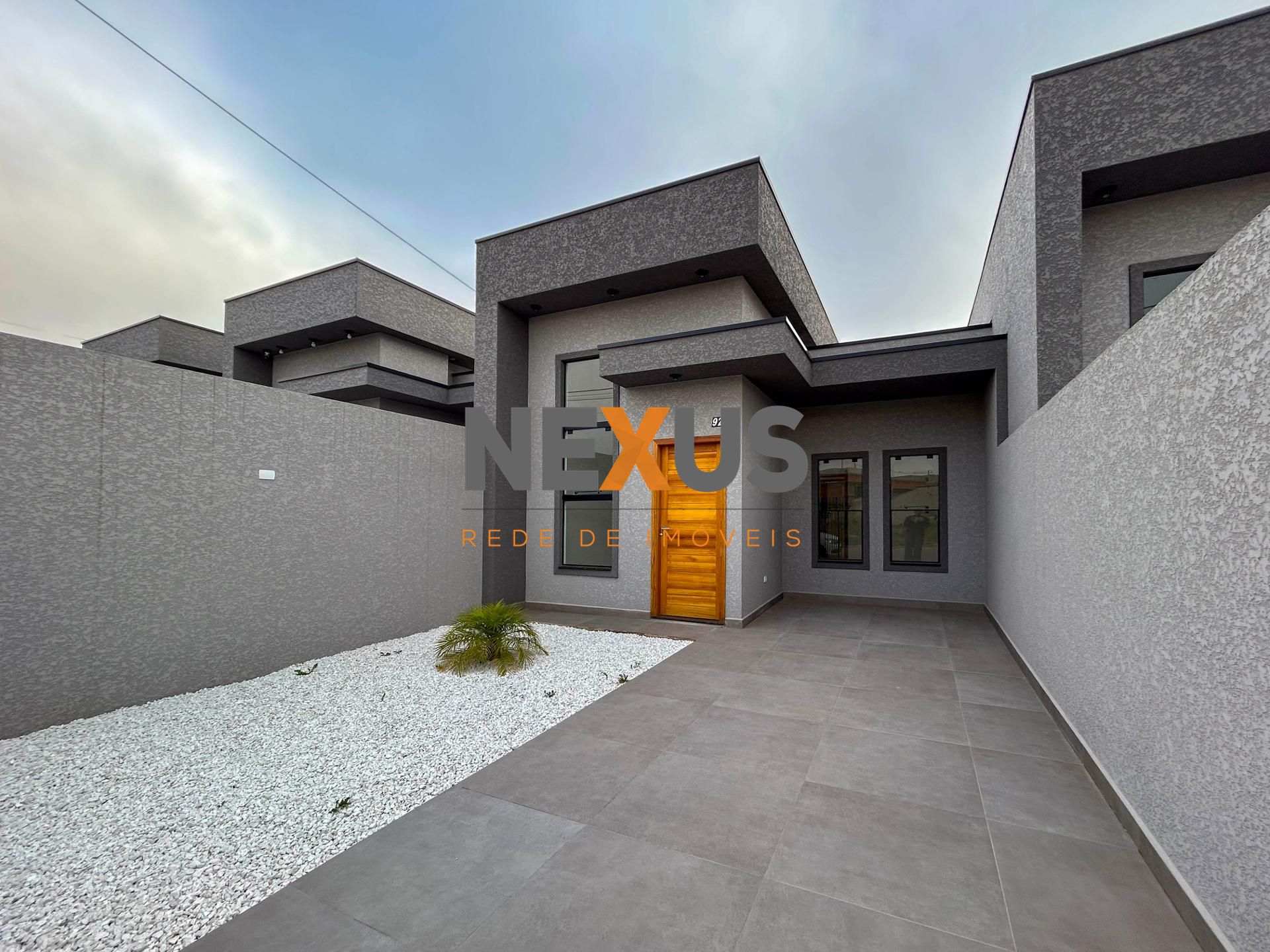 Casa com 3 quartos, garagem para 2 carros e acabamento modern...