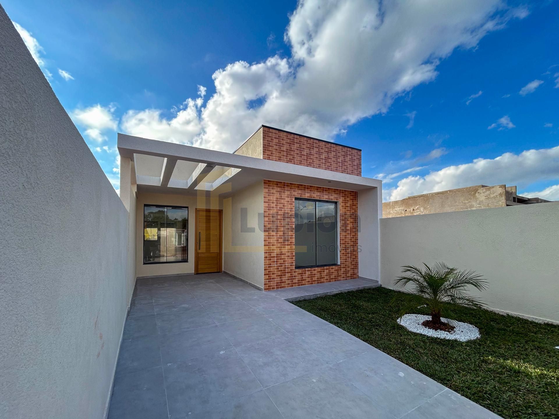 Casa com 3 quartos sendo suíte, pé-direito alto com churrasque...