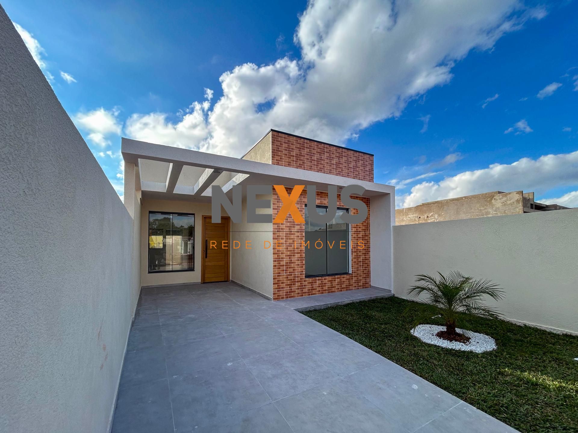 Casa com 3 quartos sendo suíte, pé-direito alto com churrasque...