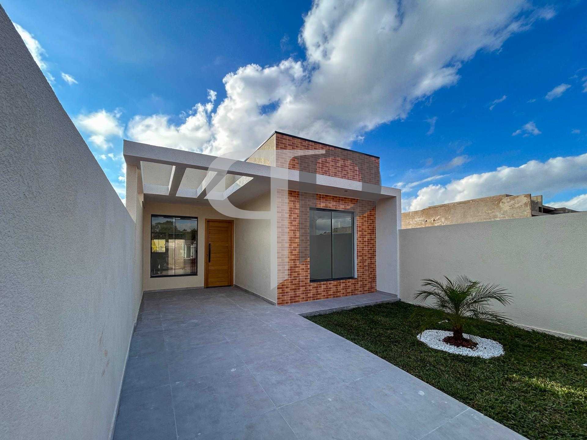 Casa com 3 quartos sendo suíte, pé-direito alto com churrasque...
