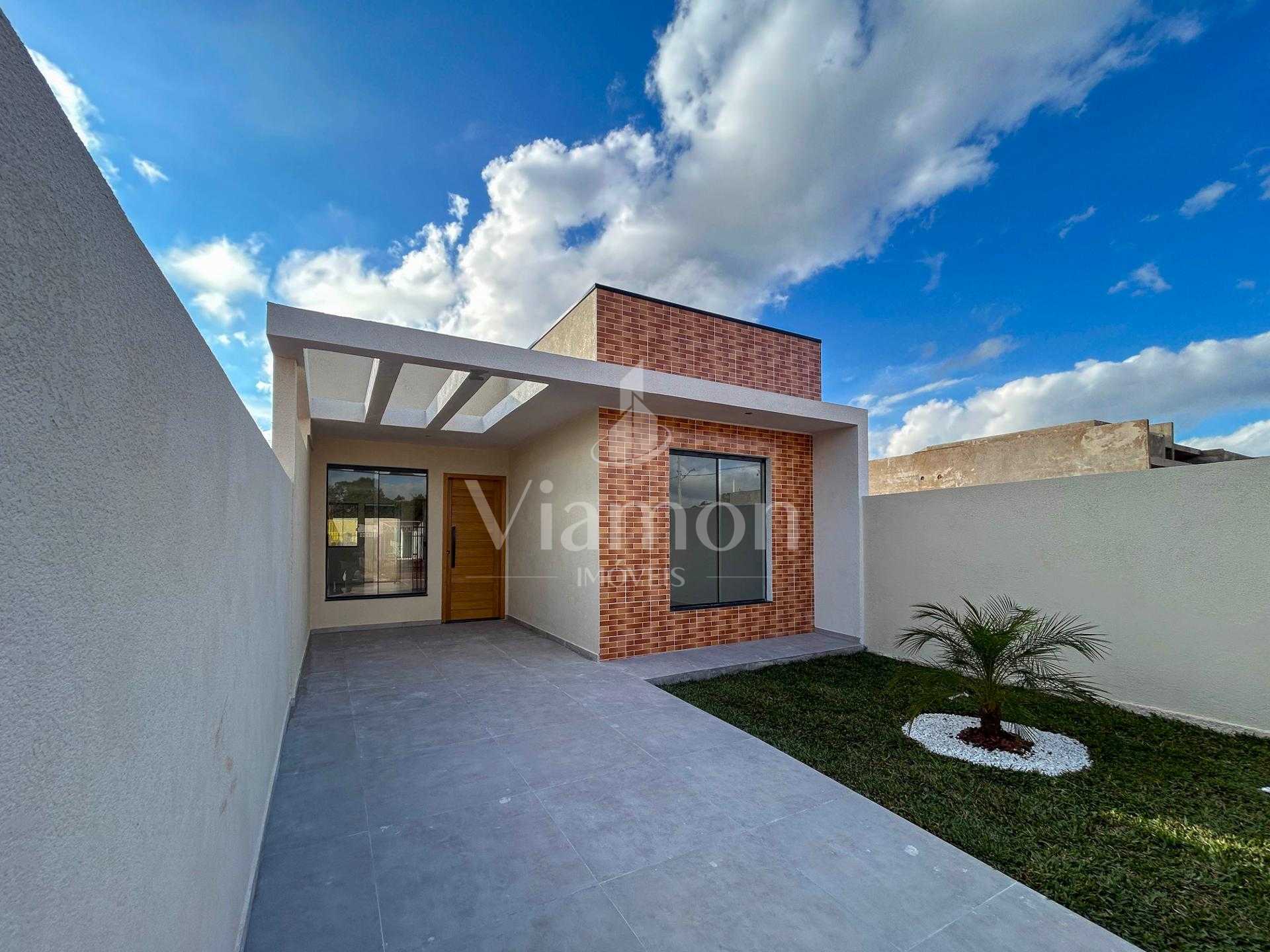 Casa com 3 quartos sendo suíte, pé-direito alto com churrasque...