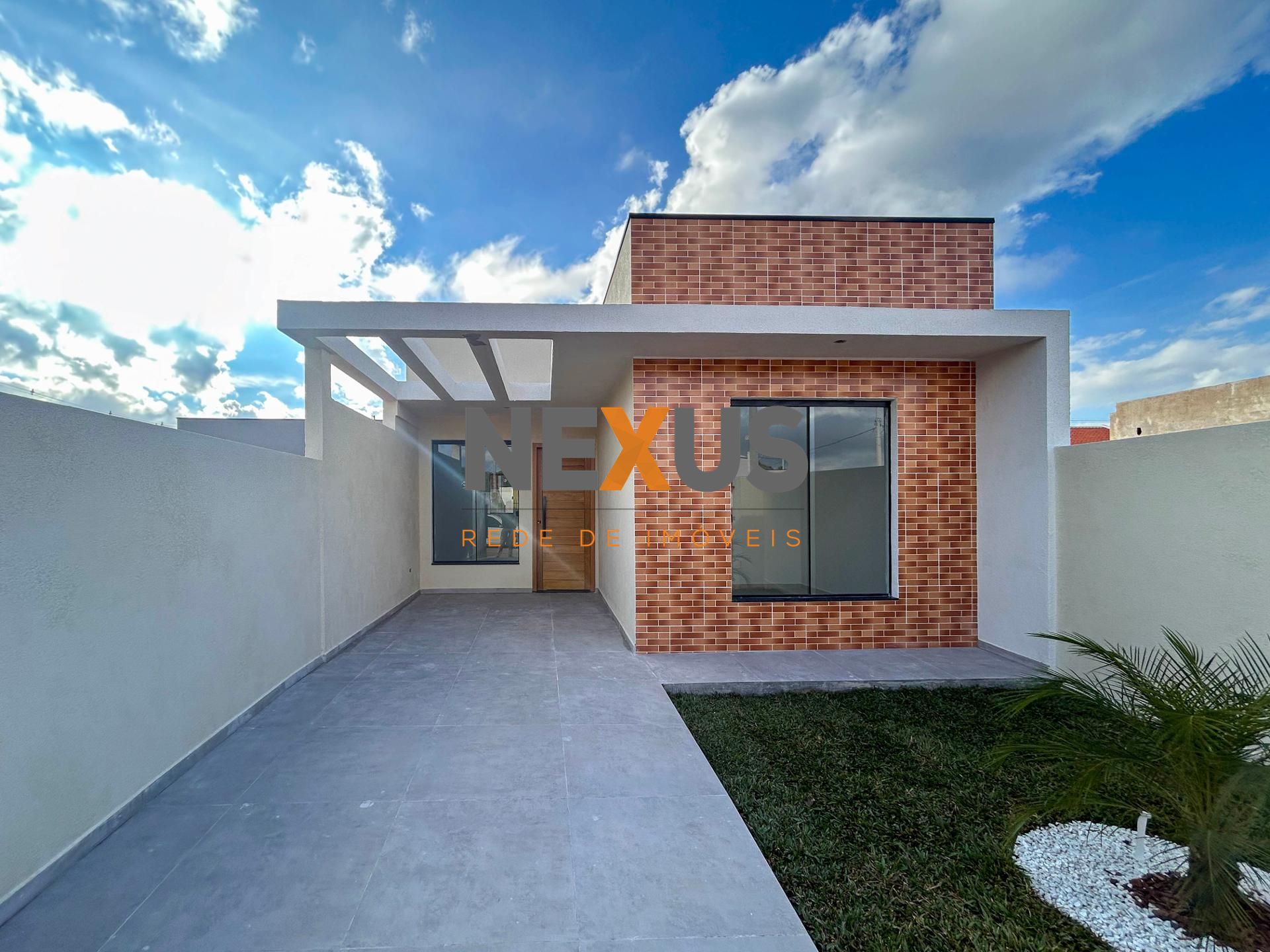 Casa com 3 quartos sendo suíte, pé-direito alto com churrasque...