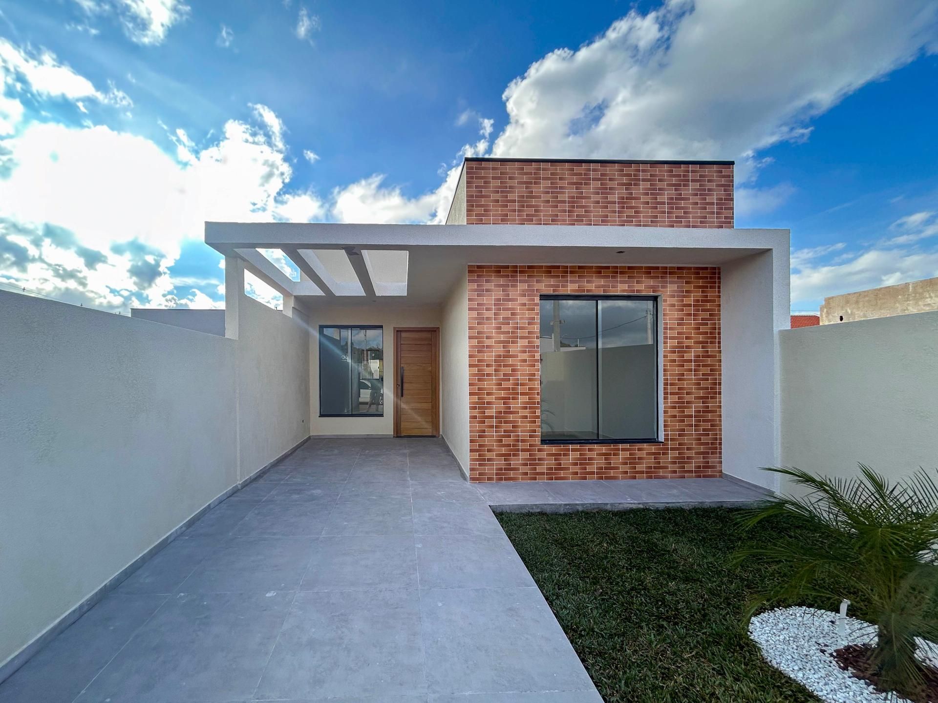 Casa com 3 quartos sendo suíte, pé-direito alto com churrasque...