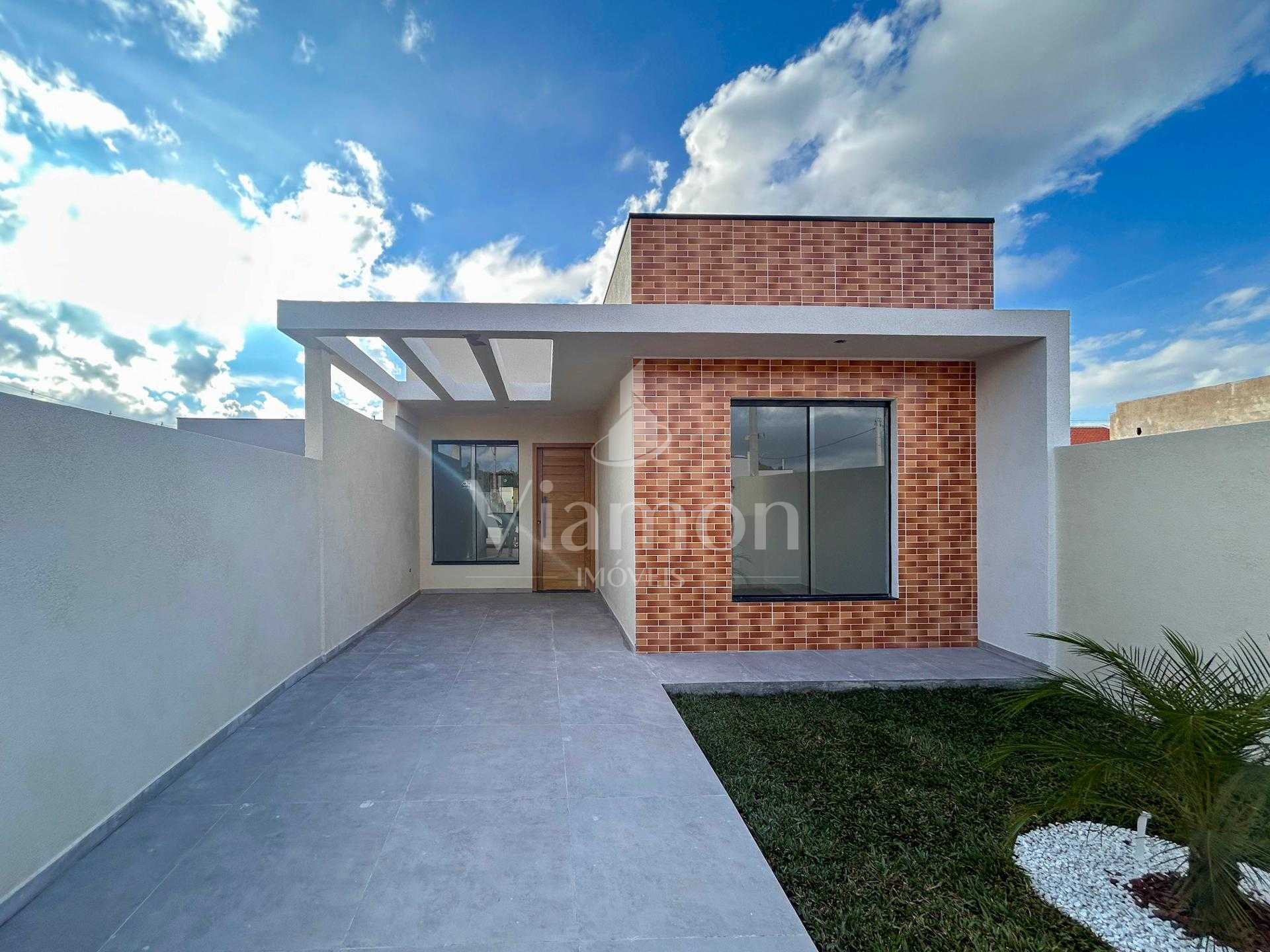 Casa com 3 quartos sendo suíte, pé-direito alto com churrasque...