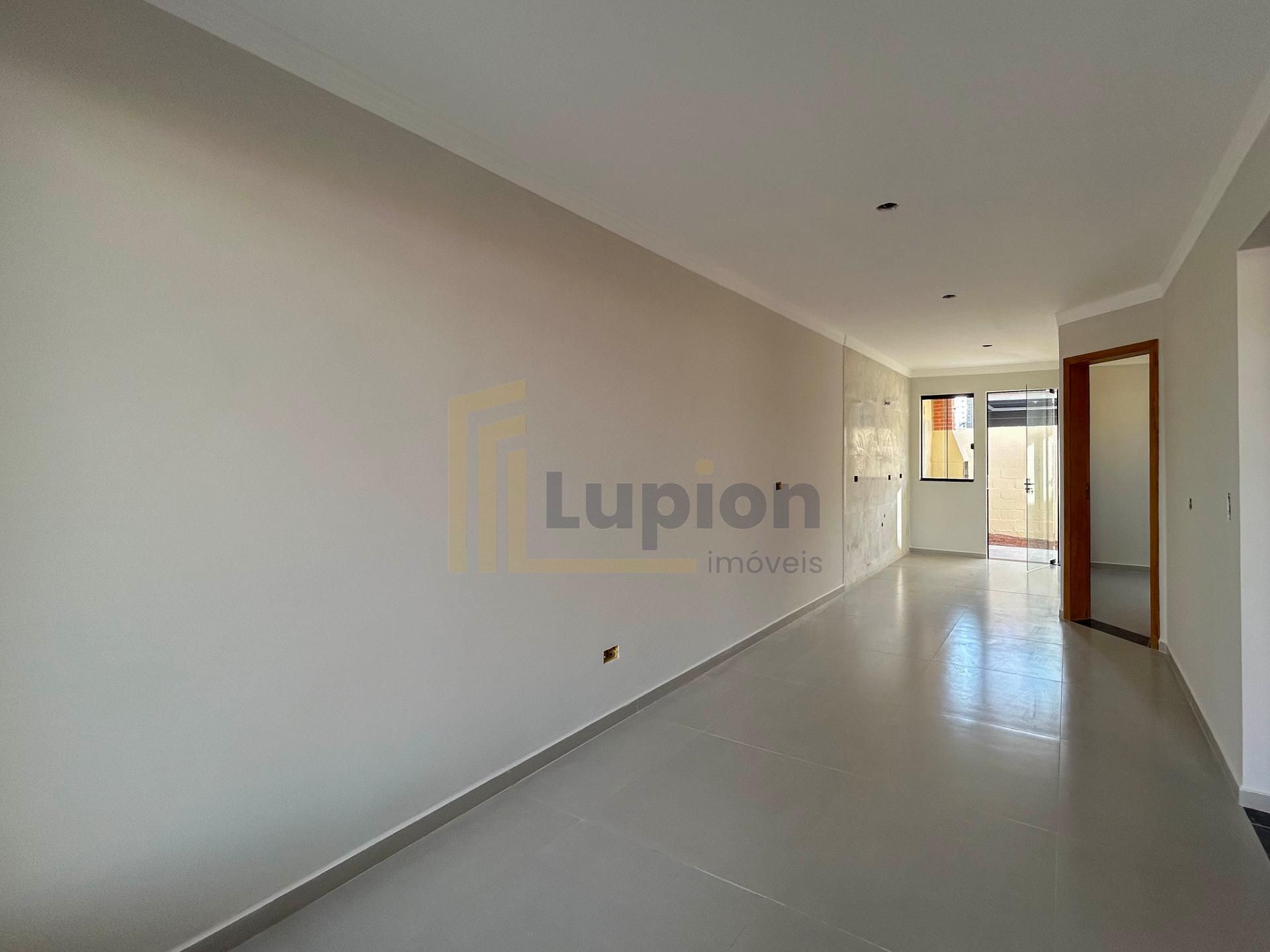 Casa com 3 quartos sendo suíte, pé-direito alto com churrasque...