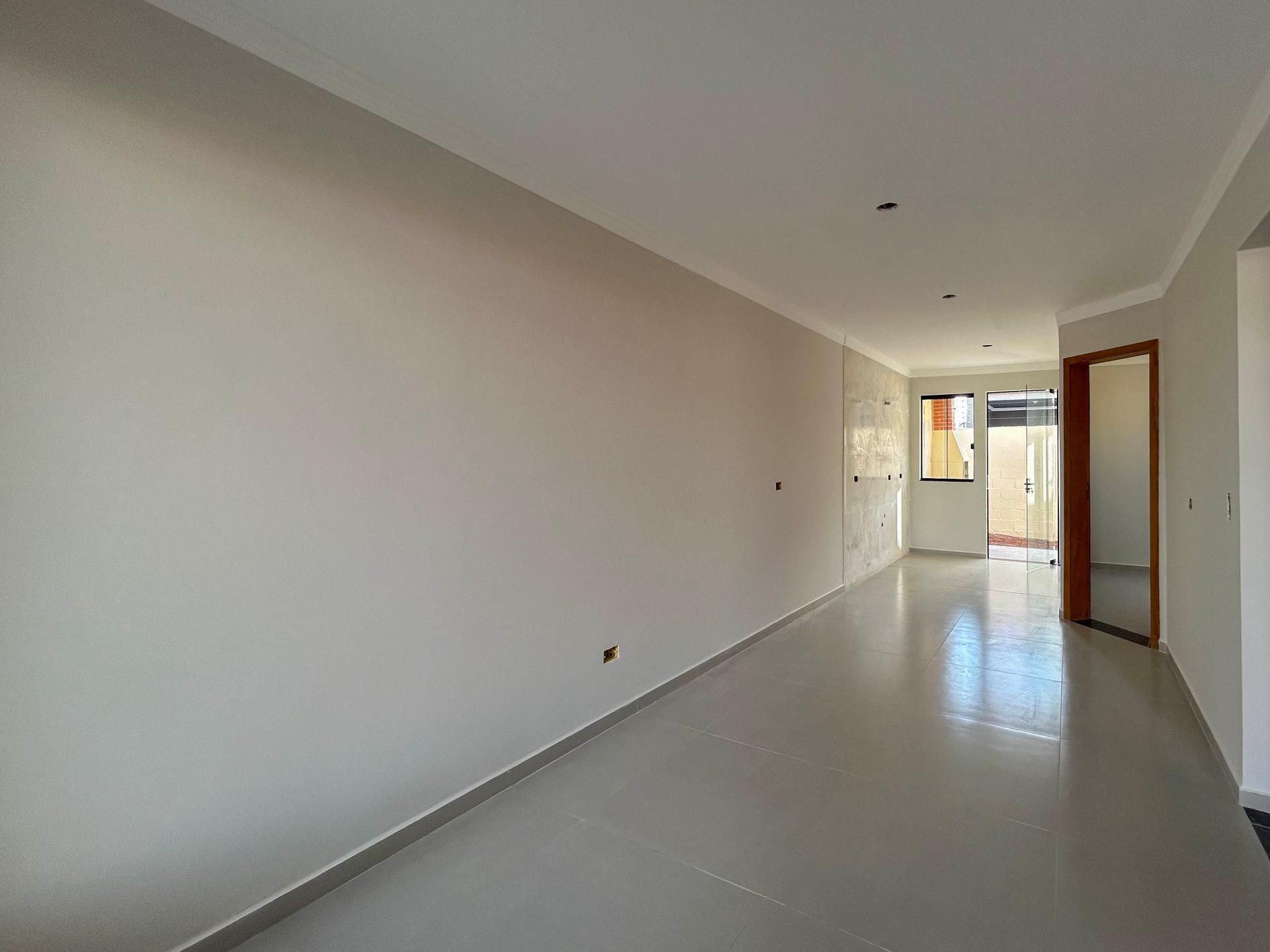 Casa com 3 quartos sendo suíte, pé-direito alto com churrasque...