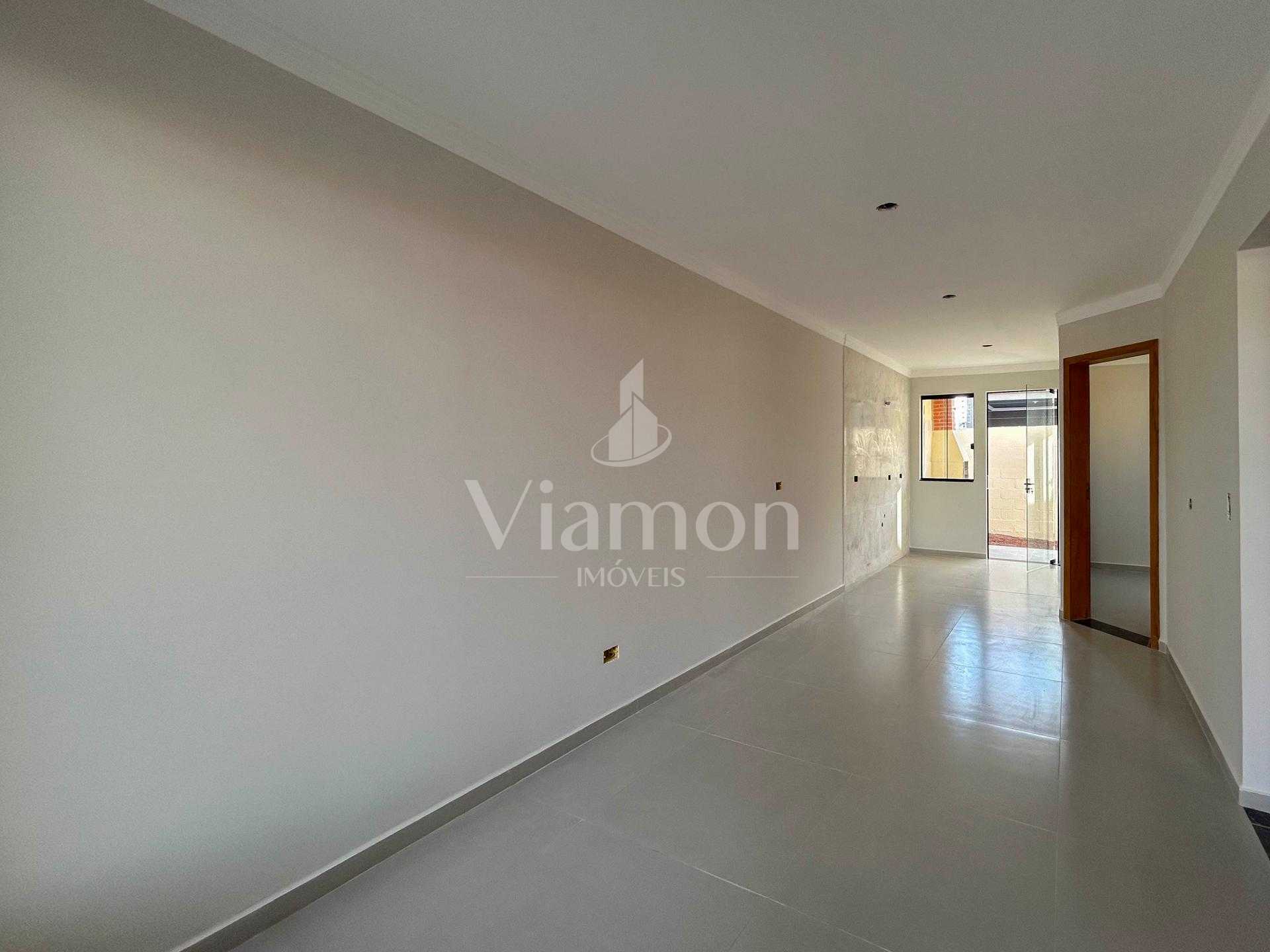 Casa com 3 quartos sendo suíte, pé-direito alto com churrasque...
