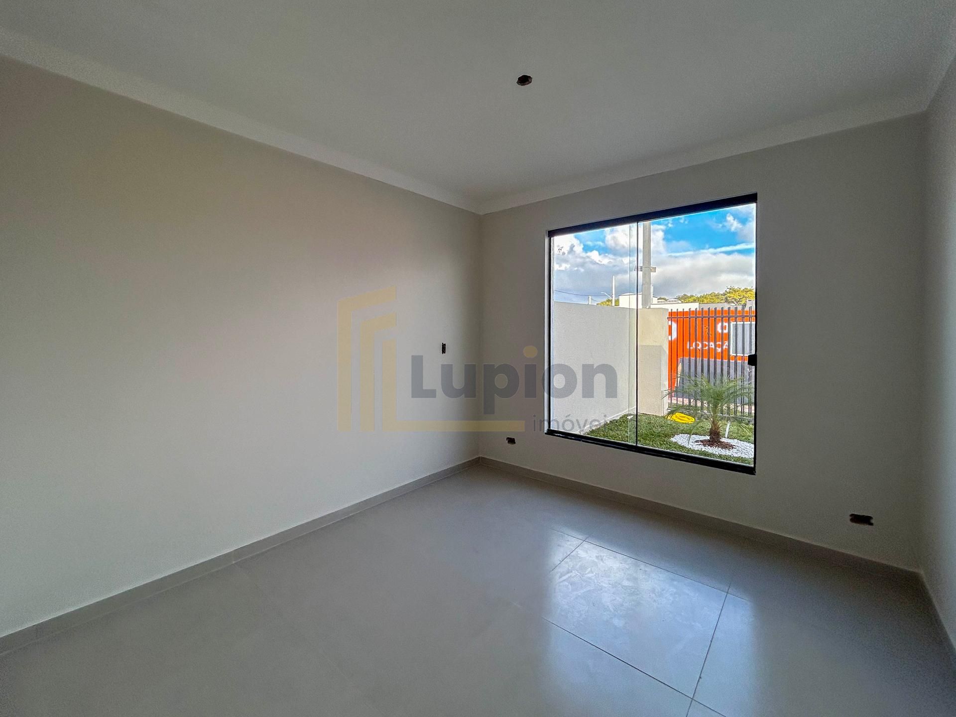 Casa com 3 quartos sendo suíte, pé-direito alto com churrasque...