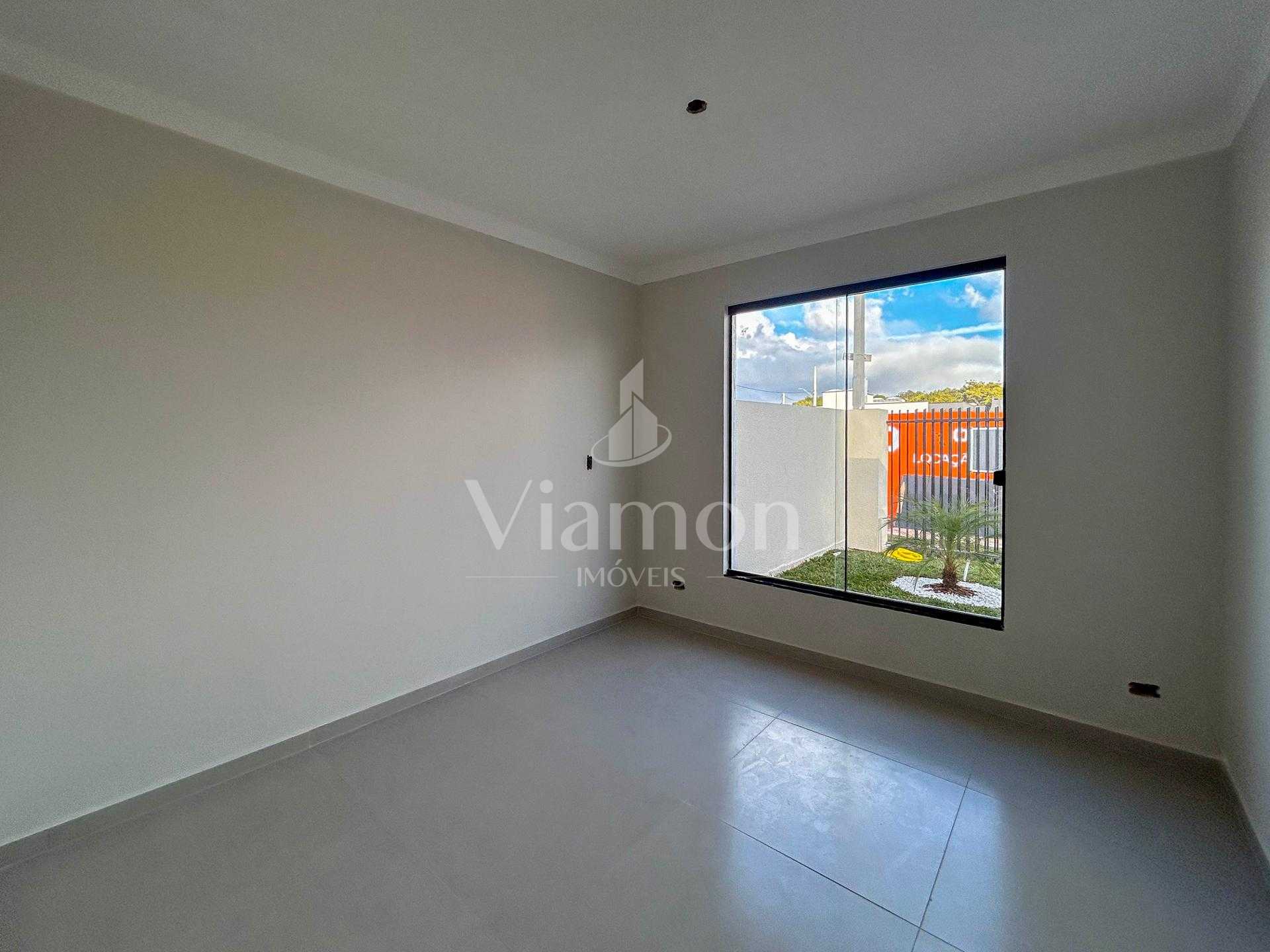 Casa com 3 quartos sendo suíte, pé-direito alto com churrasque...