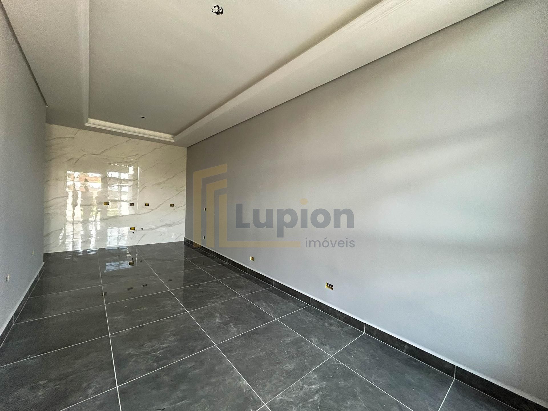 Casa com 3 Quartos, Churrasqueira e Amplo Terreno no bairro Ve...