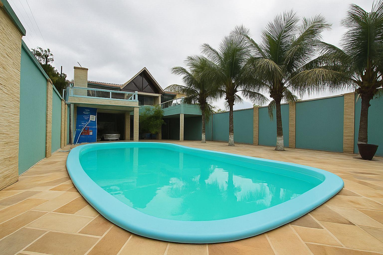 Ampla Residência com 4 Dormitórios e Piscina em Coroados - Guaratuba PR