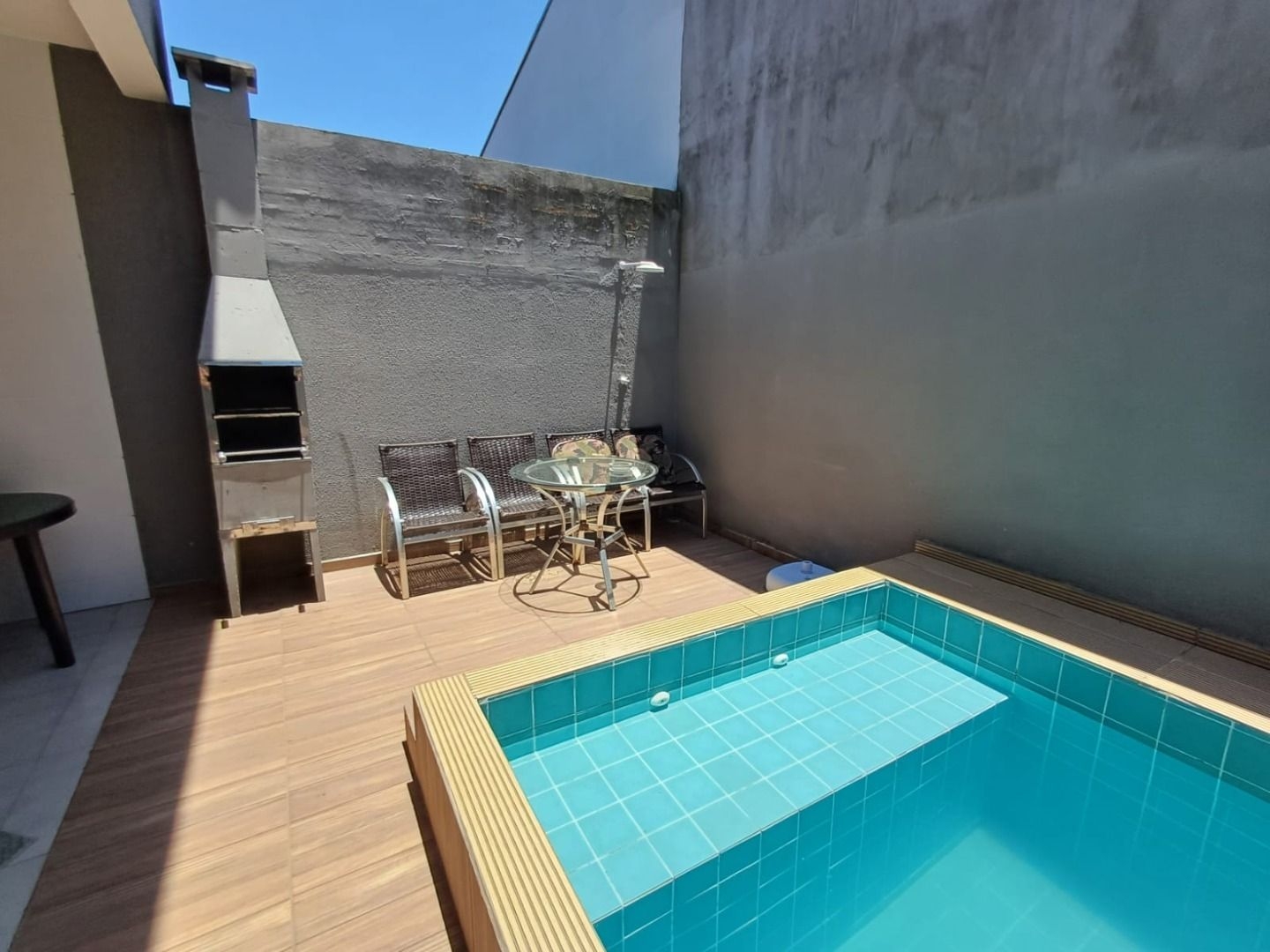Venda ou permuta de sobrado com piscina no Brejatuba  Confira as fotos