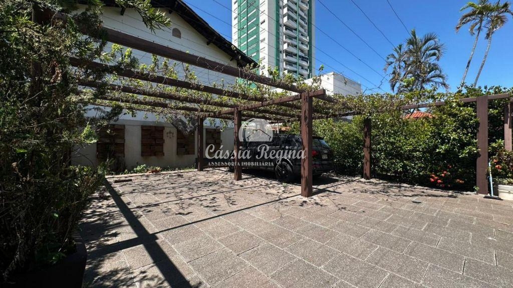 Casa comercial com 05 suítes e área de 450m  na Região do Centro