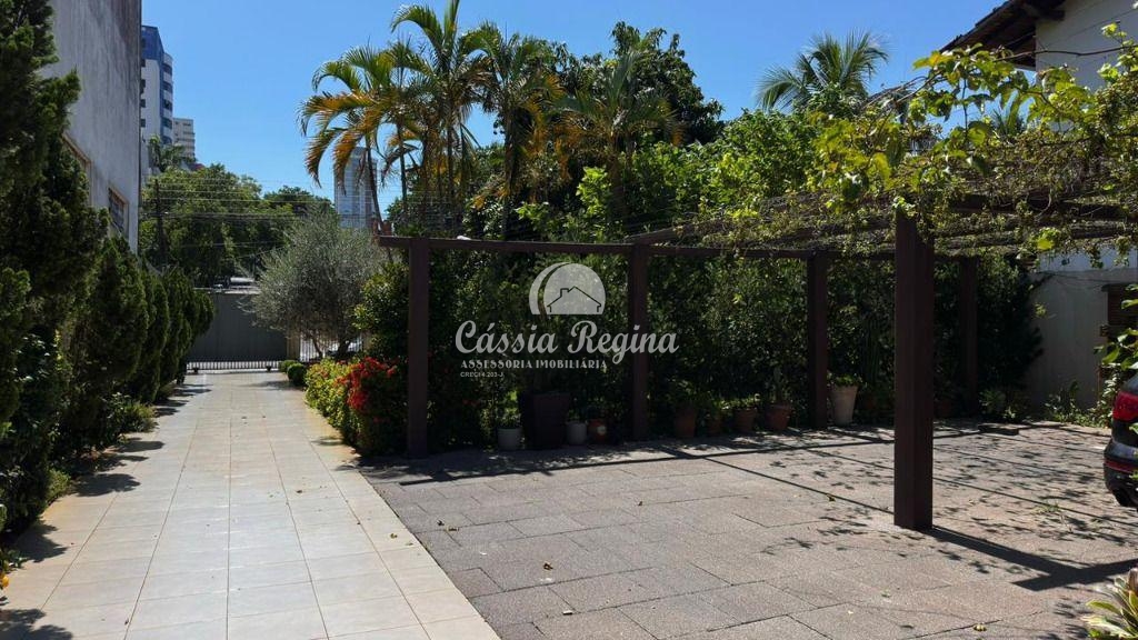 Casa comercial com 05 suítes e área de 450m  na Região do Centro