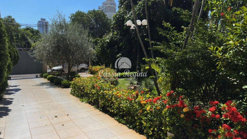 Casa comercial com 05 suítes e área de 450m  na Região do Centro