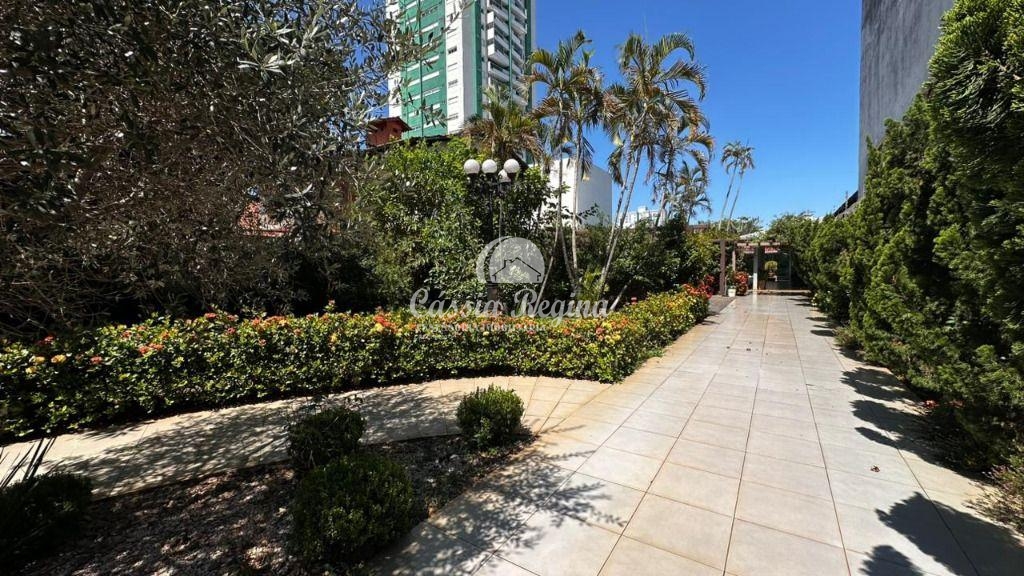 Casa comercial com 05 suítes e área de 450m  na Região do Centro