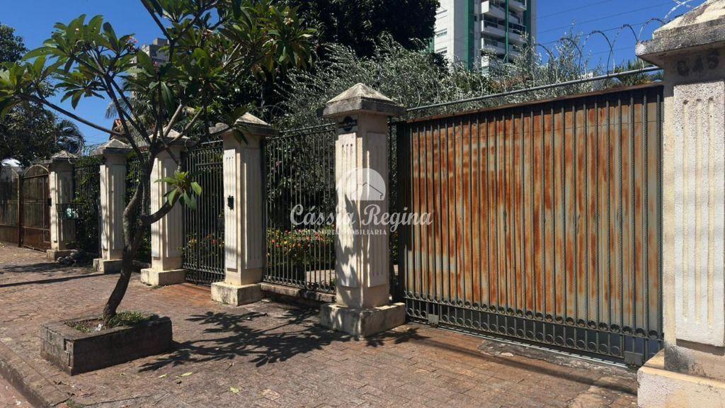 Casa comercial com 05 suítes e área de 450m  na Região do Centro