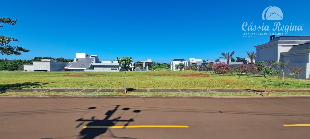 Terreno de esquina, com área de 500m2 no Condomínio Royal Boulevard, Fase I