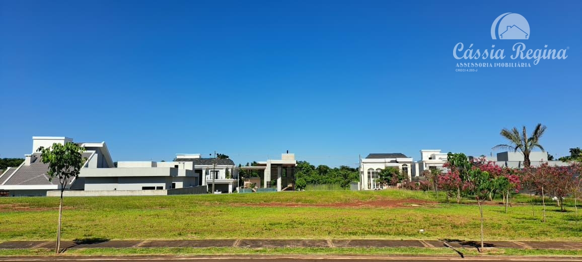 Terreno de esquina, com área de 500m2 no Condomínio Royal Boulevard, Fase I