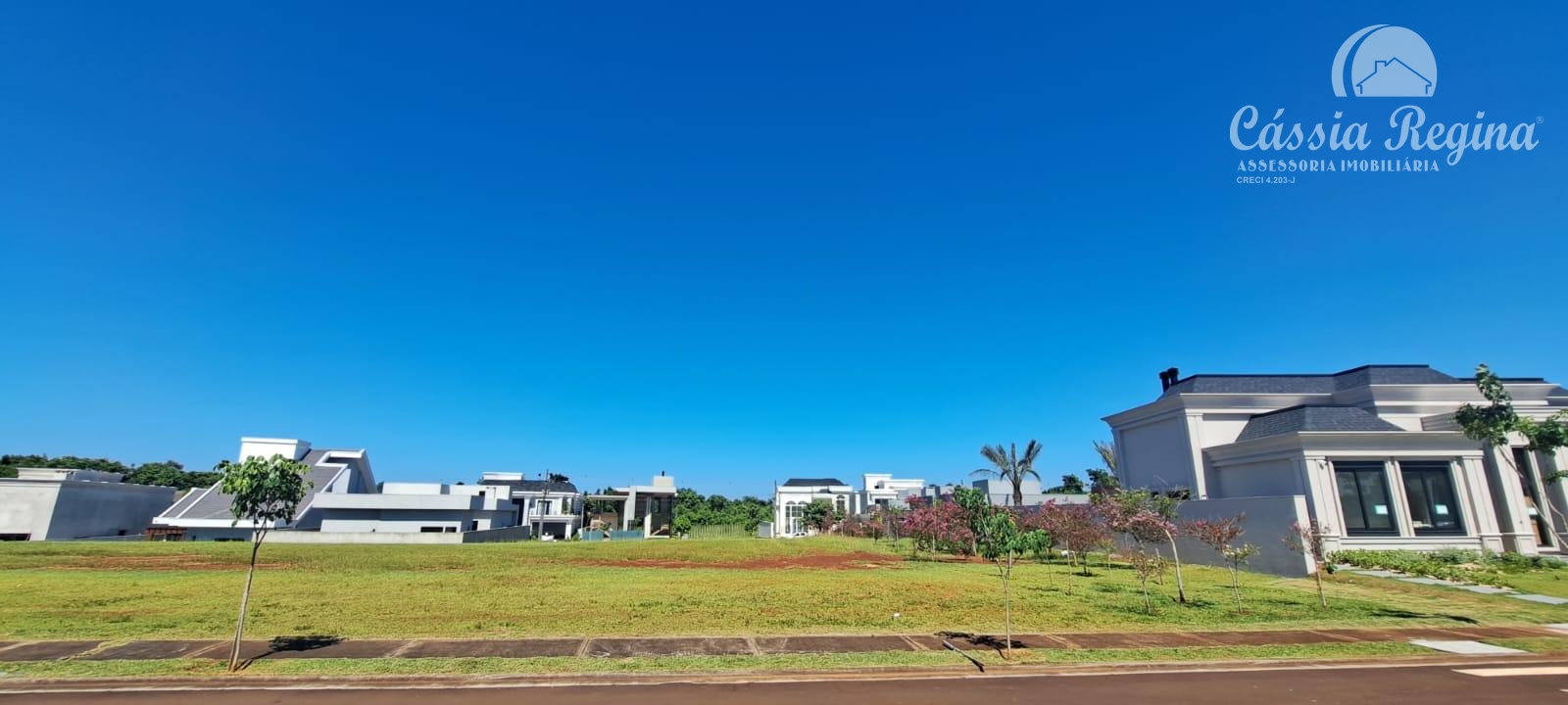Terreno subesquina, com área de 500m2 no Condomínio Royal Boulevard, Fase I