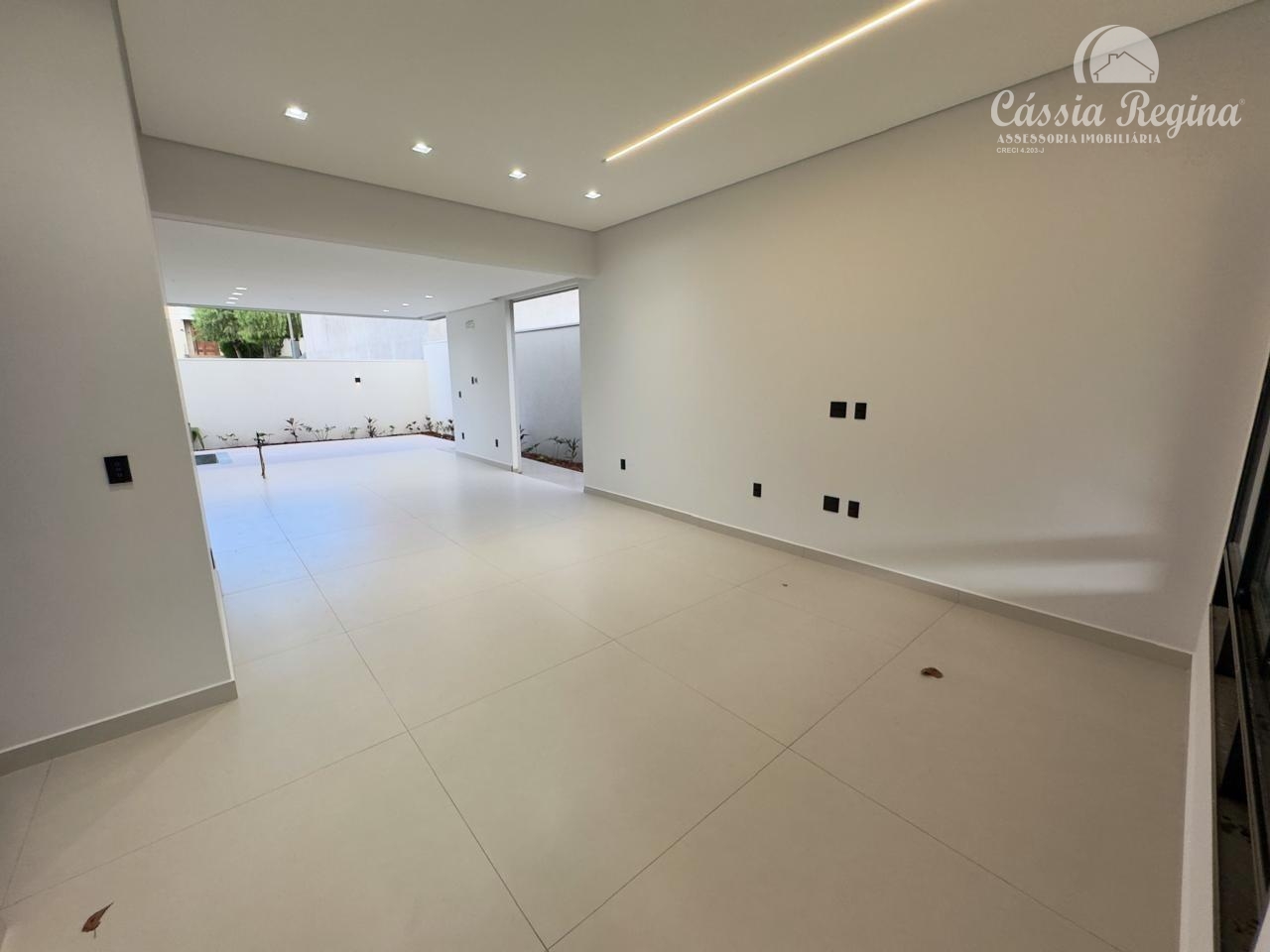 Casa com 03 dormitórios, sendo 01 suíte master no Condomínio Terras Alpha 2