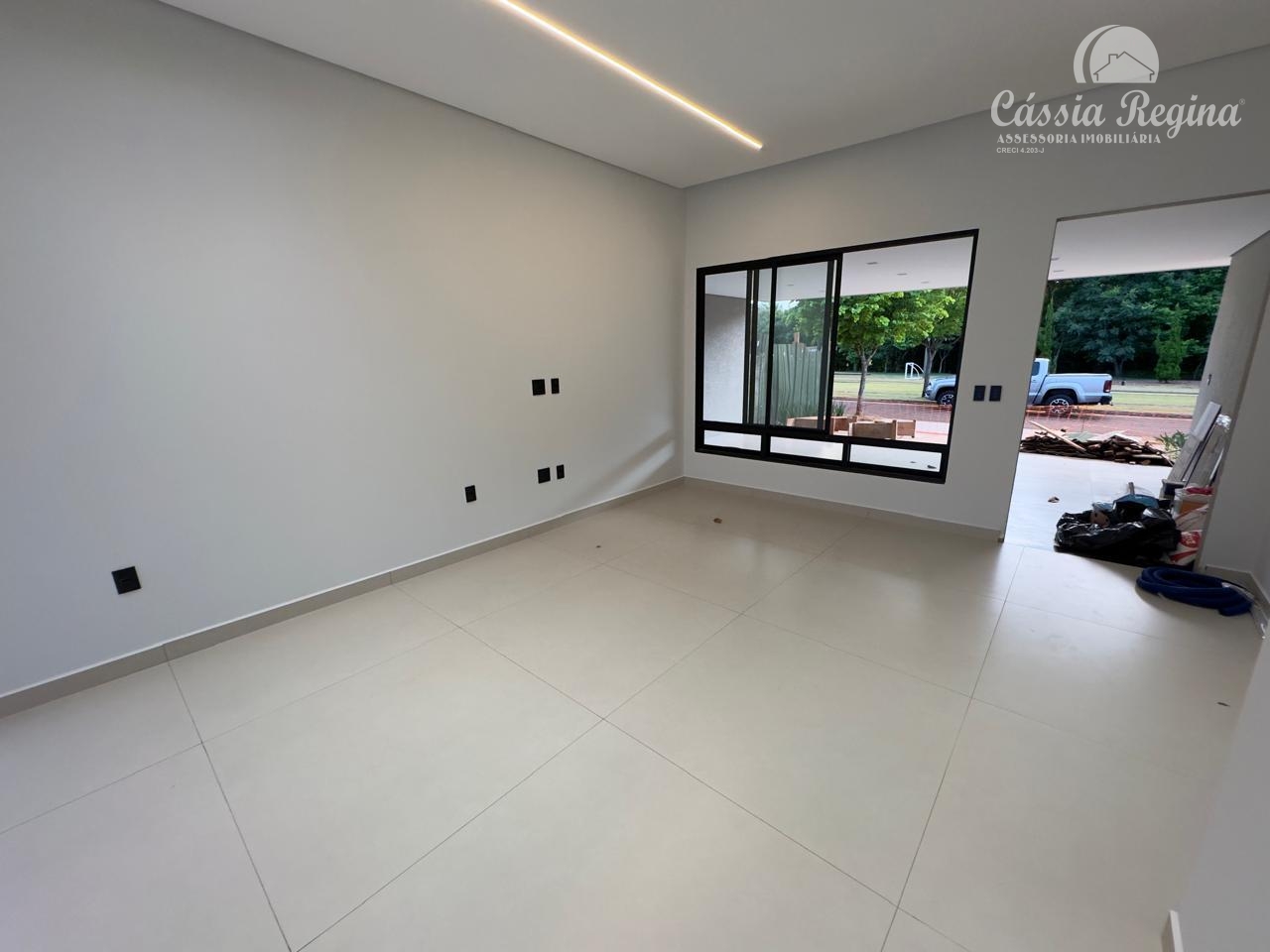 Casa com 03 dormitórios, sendo 01 suíte master no Condomínio Terras Alpha 2