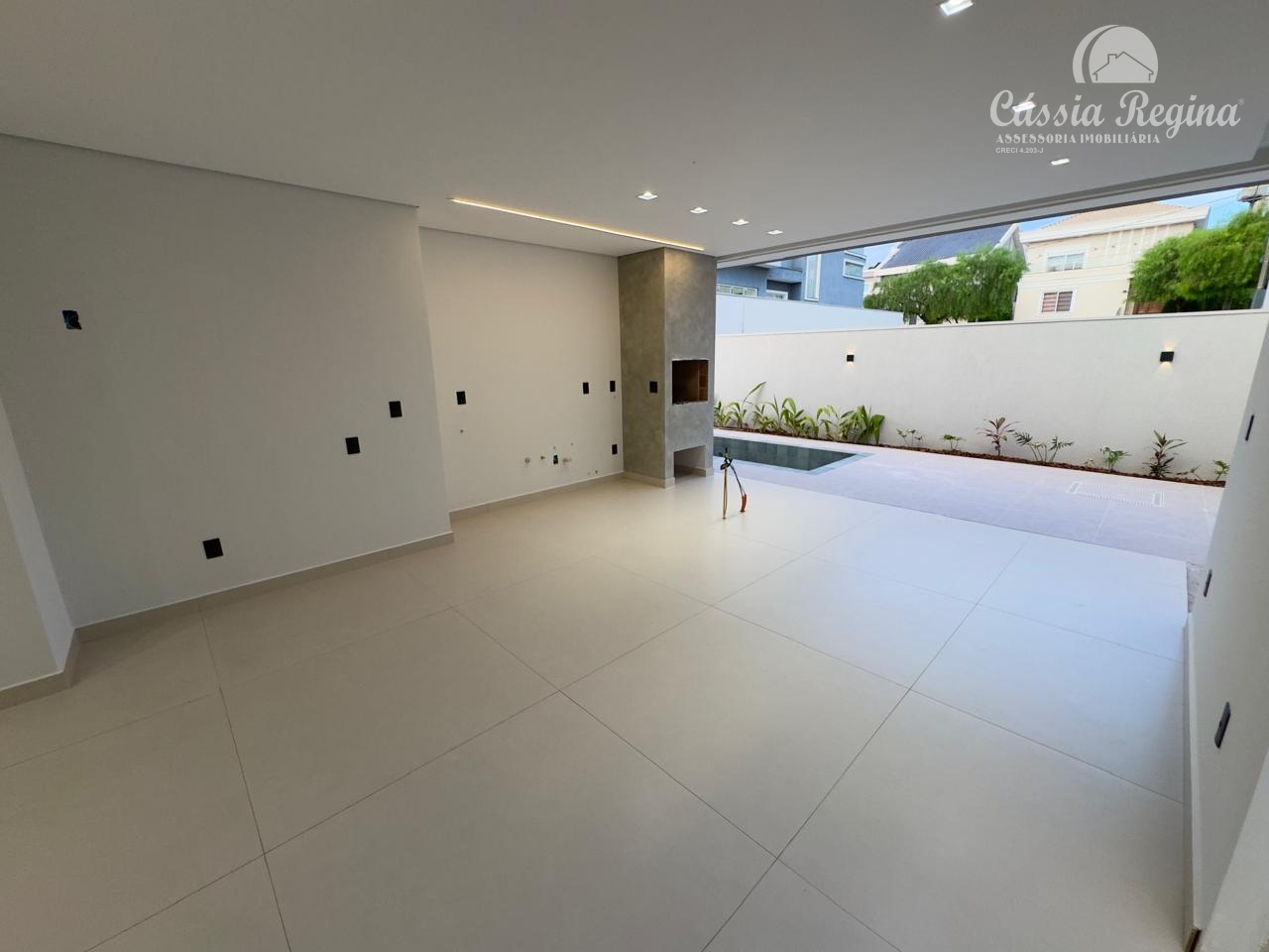 Casa com 03 dormitórios, sendo 01 suíte master no Condomínio Terras Alpha 2