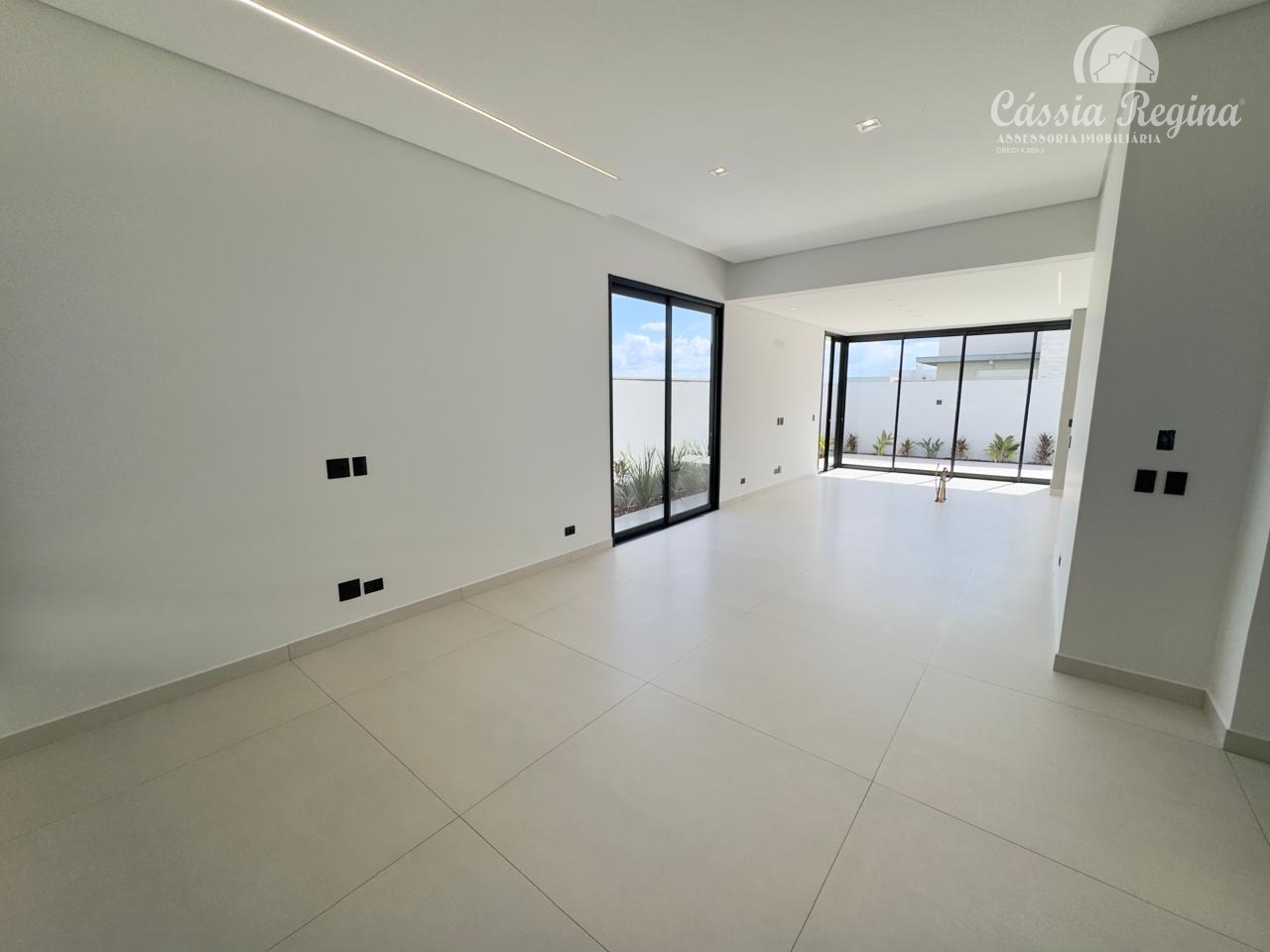 Casa com 03 dormitórios, sendo 01 suíte master no Condomínio Terras Alpha 1