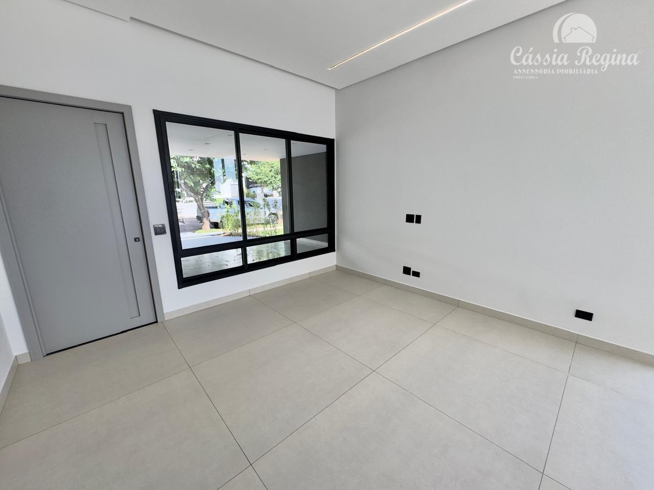 Casa com 03 dormitórios, sendo 01 suíte master no Condomínio Terras Alpha 1