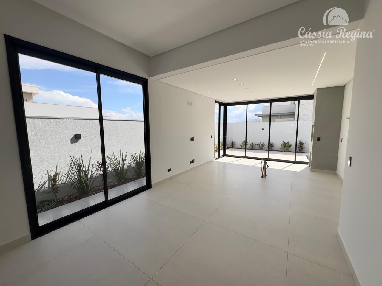 Casa com 03 dormitórios, sendo 01 suíte master no Condomínio Terras Alpha 1