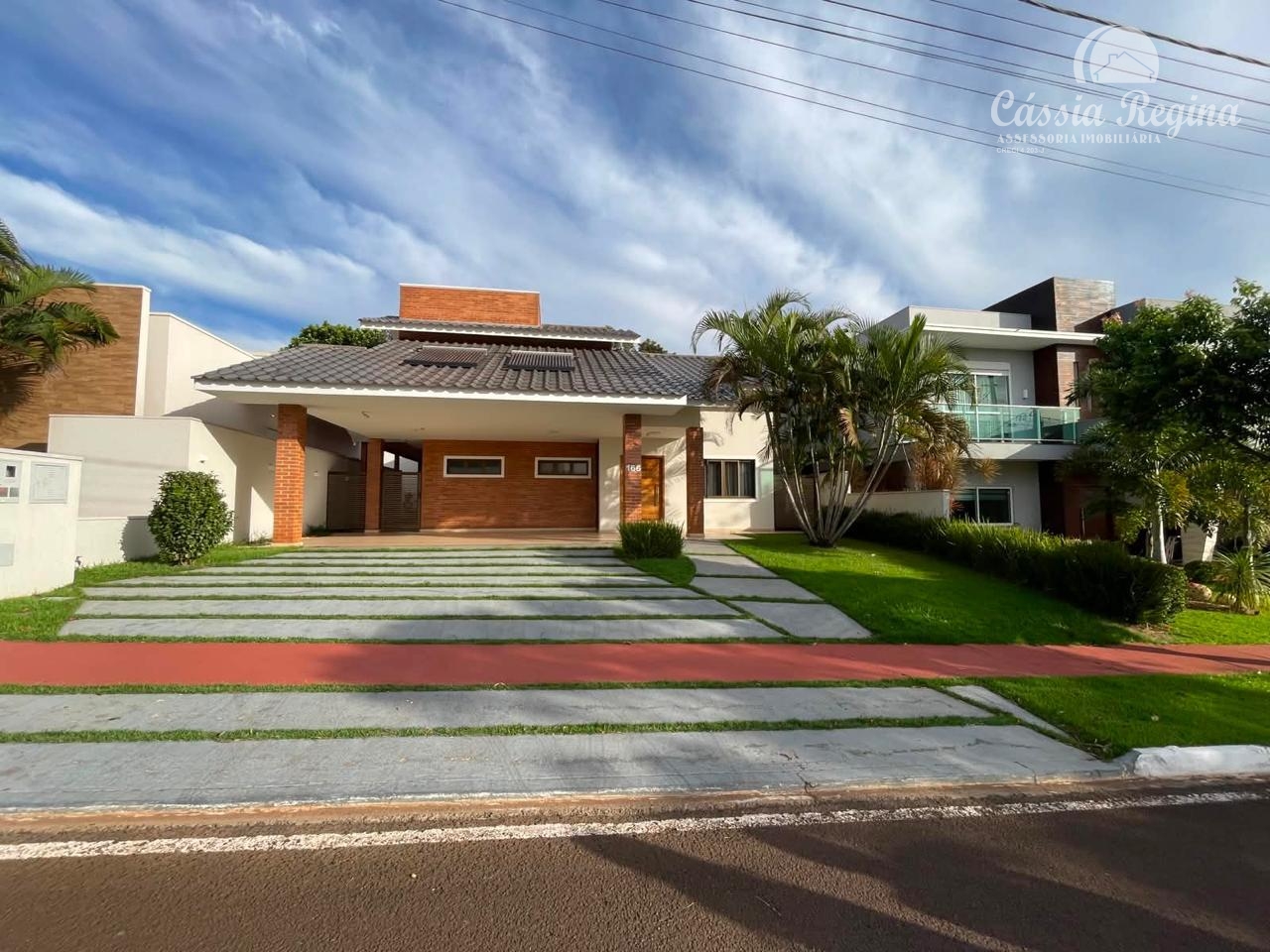 Casa no Condomínio Solar das Palmeiras. Região da Itaipu.
