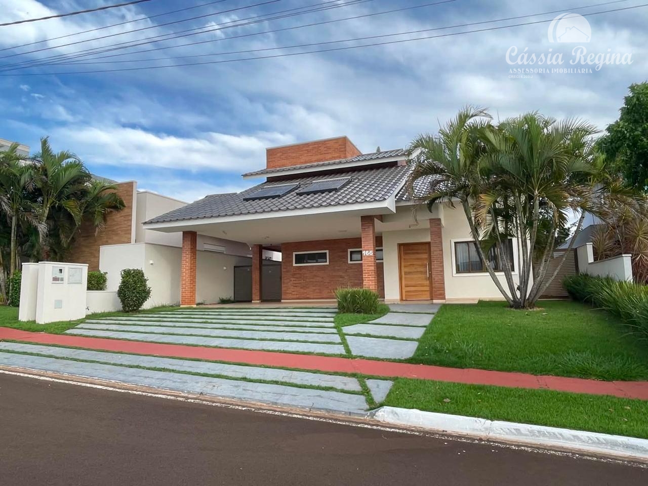 Casa no Condomínio Solar das Palmeiras. Região da Itaipu.