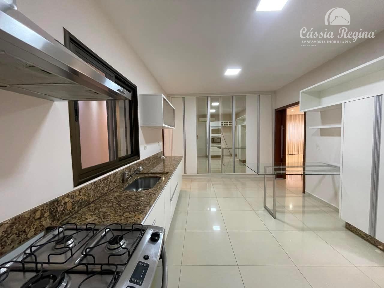Casa no Condomínio Solar das Palmeiras. Região da Itaipu.