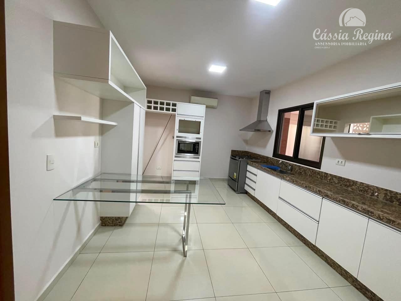 Casa no Condomínio Solar das Palmeiras. Região da Itaipu.