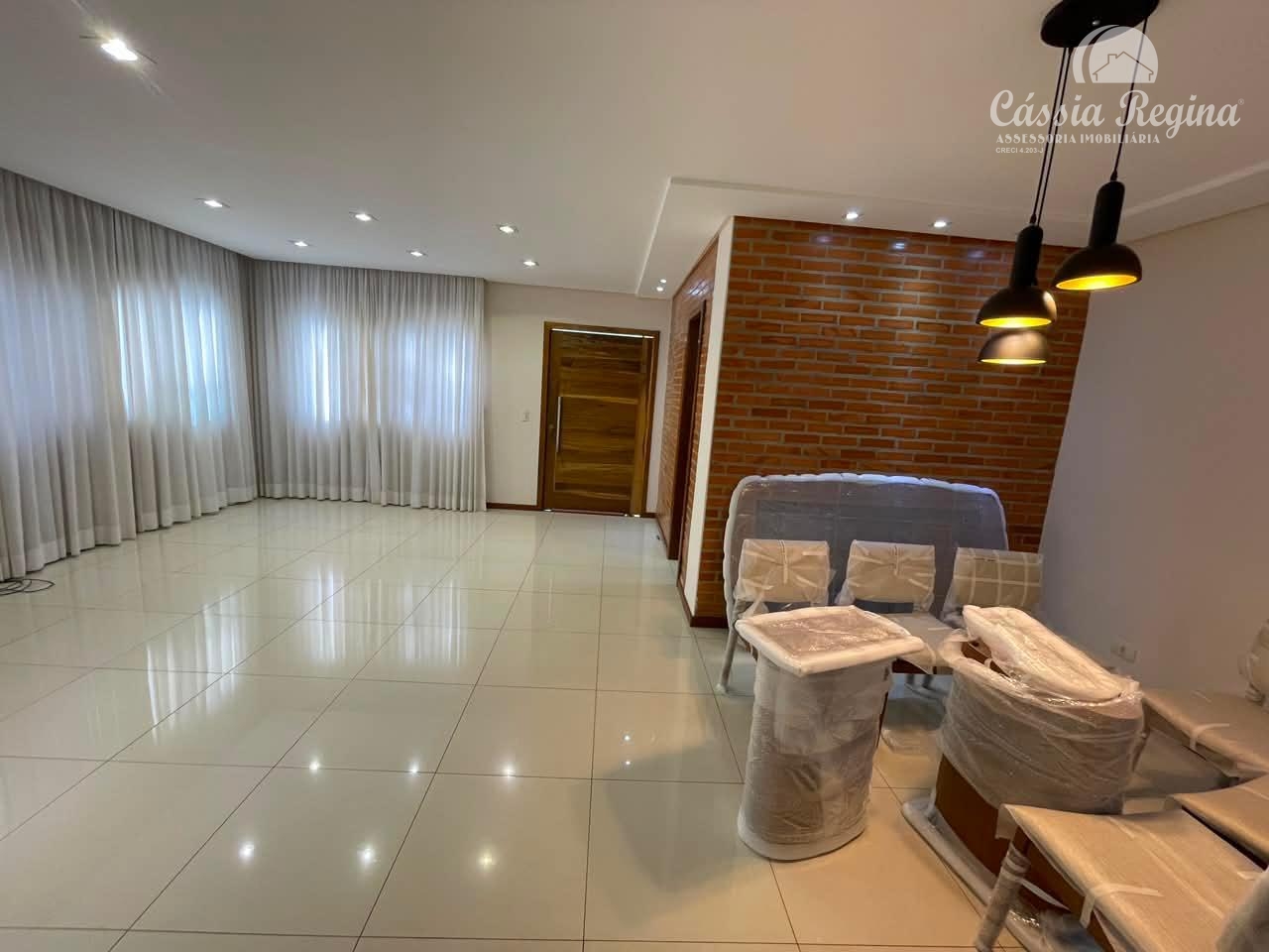Casa no Condomínio Solar das Palmeiras. Região da Itaipu.