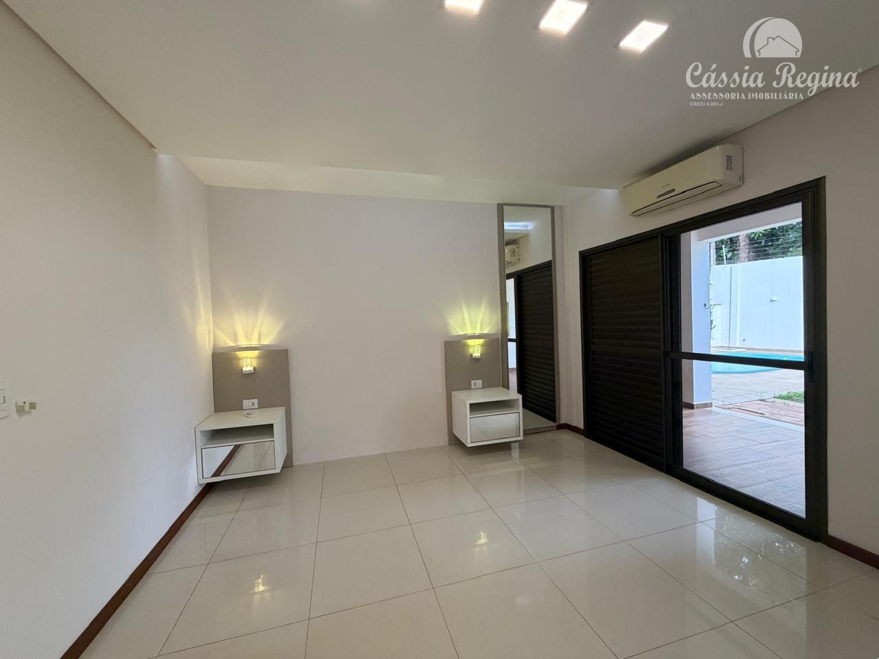 Casa no Condomínio Solar das Palmeiras. Região da Itaipu.
