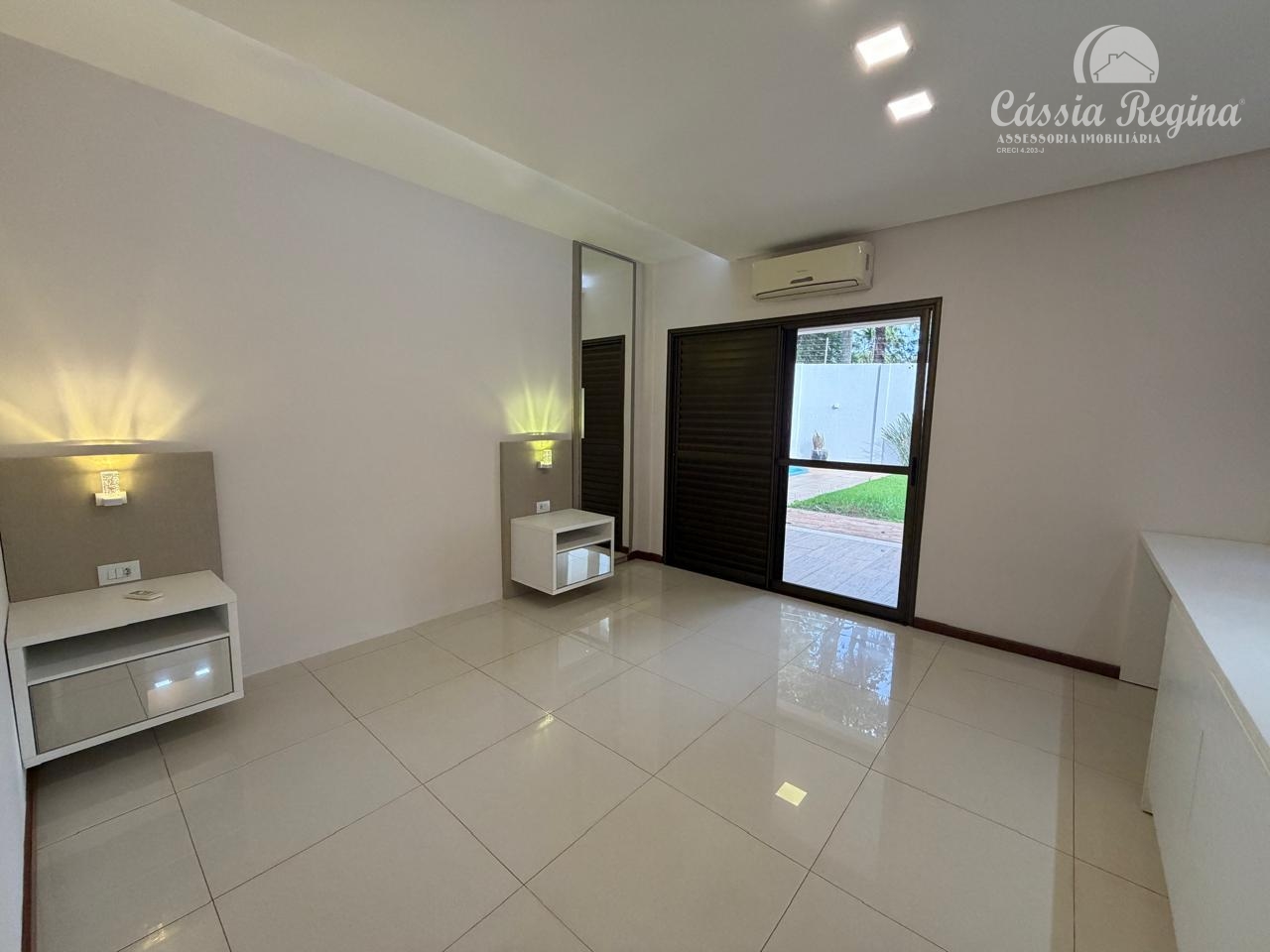 Casa no Condomínio Solar das Palmeiras. Região da Itaipu.