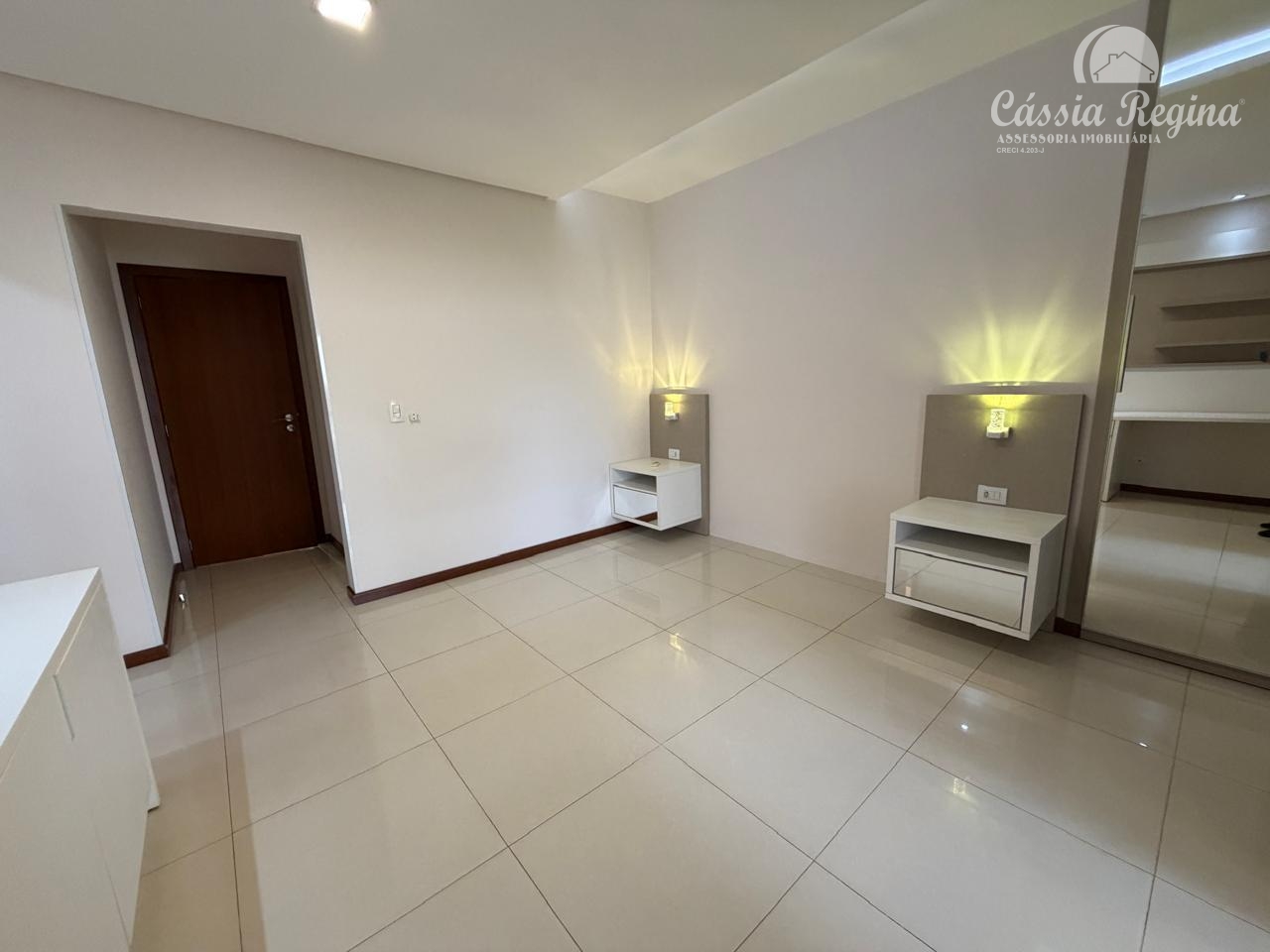 Casa no Condomínio Solar das Palmeiras. Região da Itaipu.