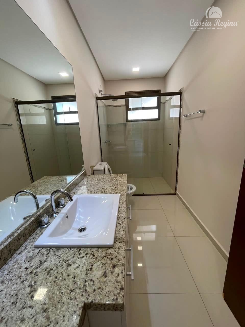 Casa no Condomínio Solar das Palmeiras. Região da Itaipu.