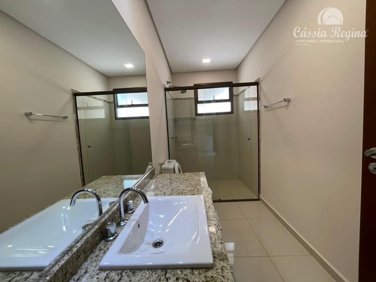 Casa no Condomínio Solar das Palmeiras. Região da Itaipu.